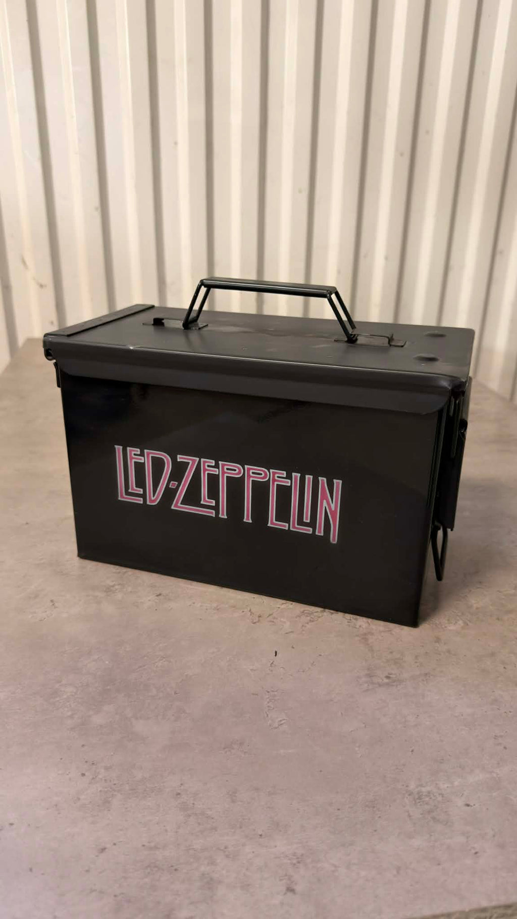 Ammunitionslåda av metall med Led Zeppelin-vinbox design, från DRH Customs, visar detaljer och textur.
