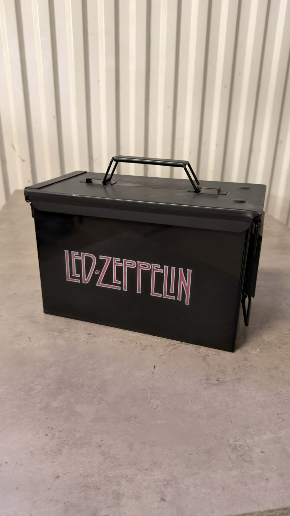 Ammunitionslåda av metall med Led Zeppelin-vinbox design, från DRH Customs, visar detaljer och textur.