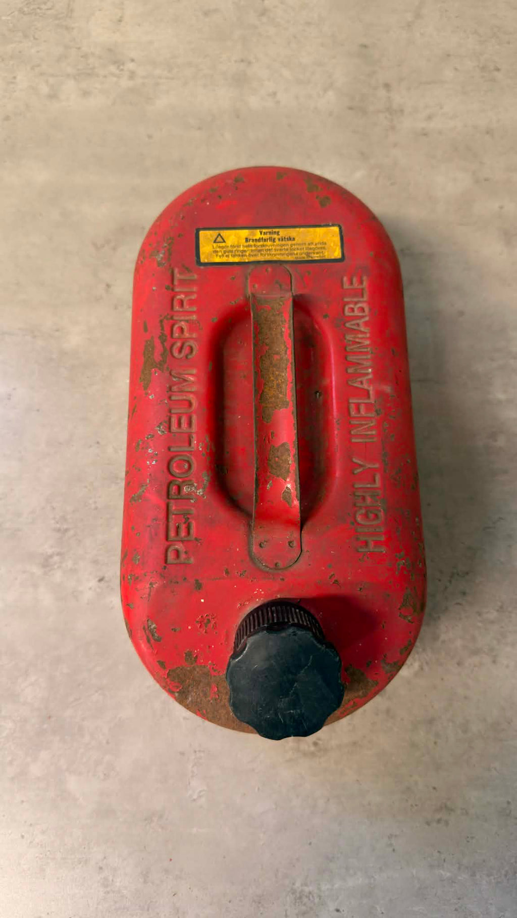 Anpassad design bensindunk från DRH Customs med unik grafik och robust plastmaterial.