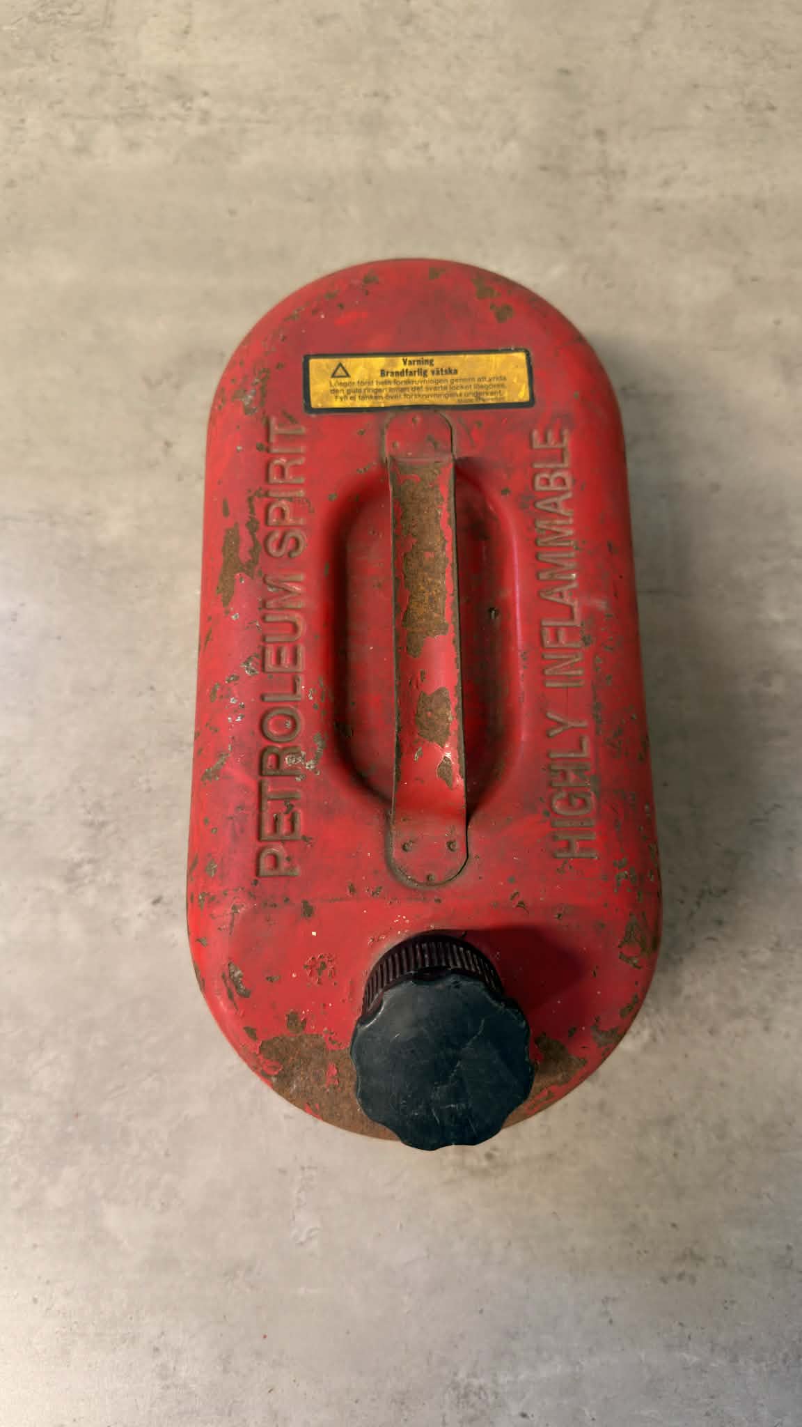 Anpassad design bensindunk från DRH Customs med unik grafik och robust plastmaterial.