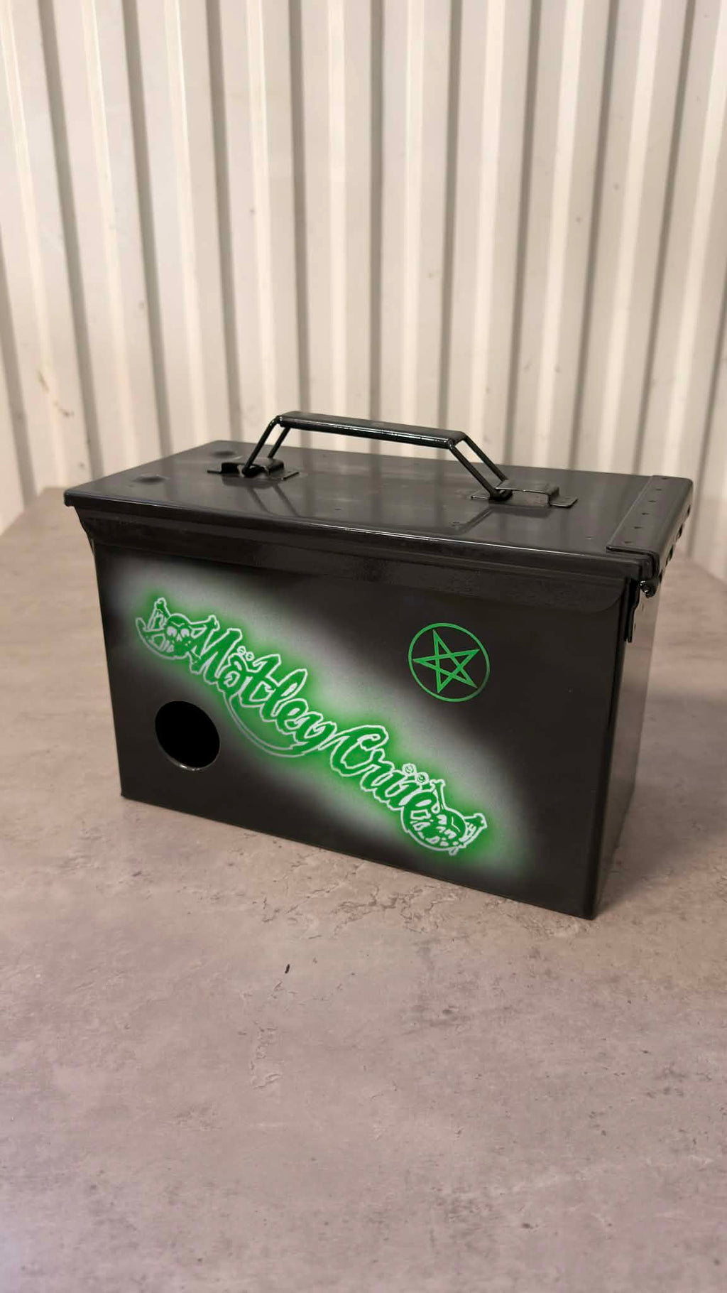Ammunitionslåda från DRH Customs med Mötley Crue motiv, robust metallbox för förvaring av ammunition och värdesaker.