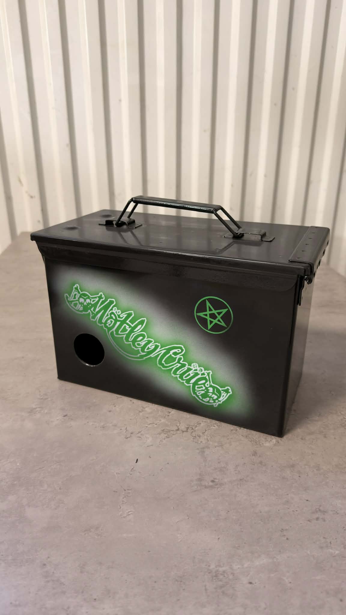 Ammunitionslåda från DRH Customs med Mötley Crue motiv, robust metallbox för förvaring av ammunition och värdesaker.