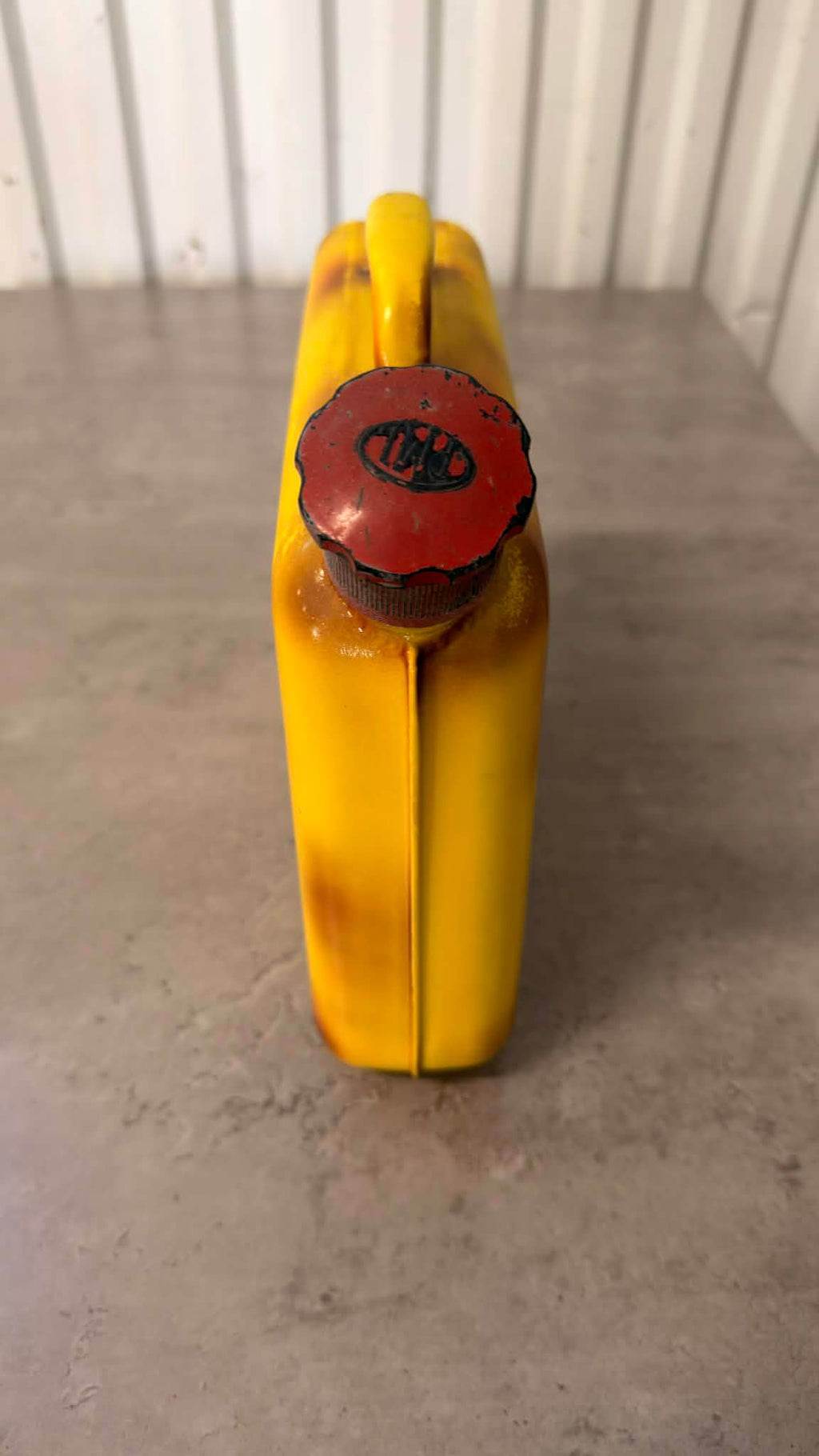 DRH Customs bensindunk i plast, svart med handtag, för lagring av bensin eller bränsle, robust och praktisk design.