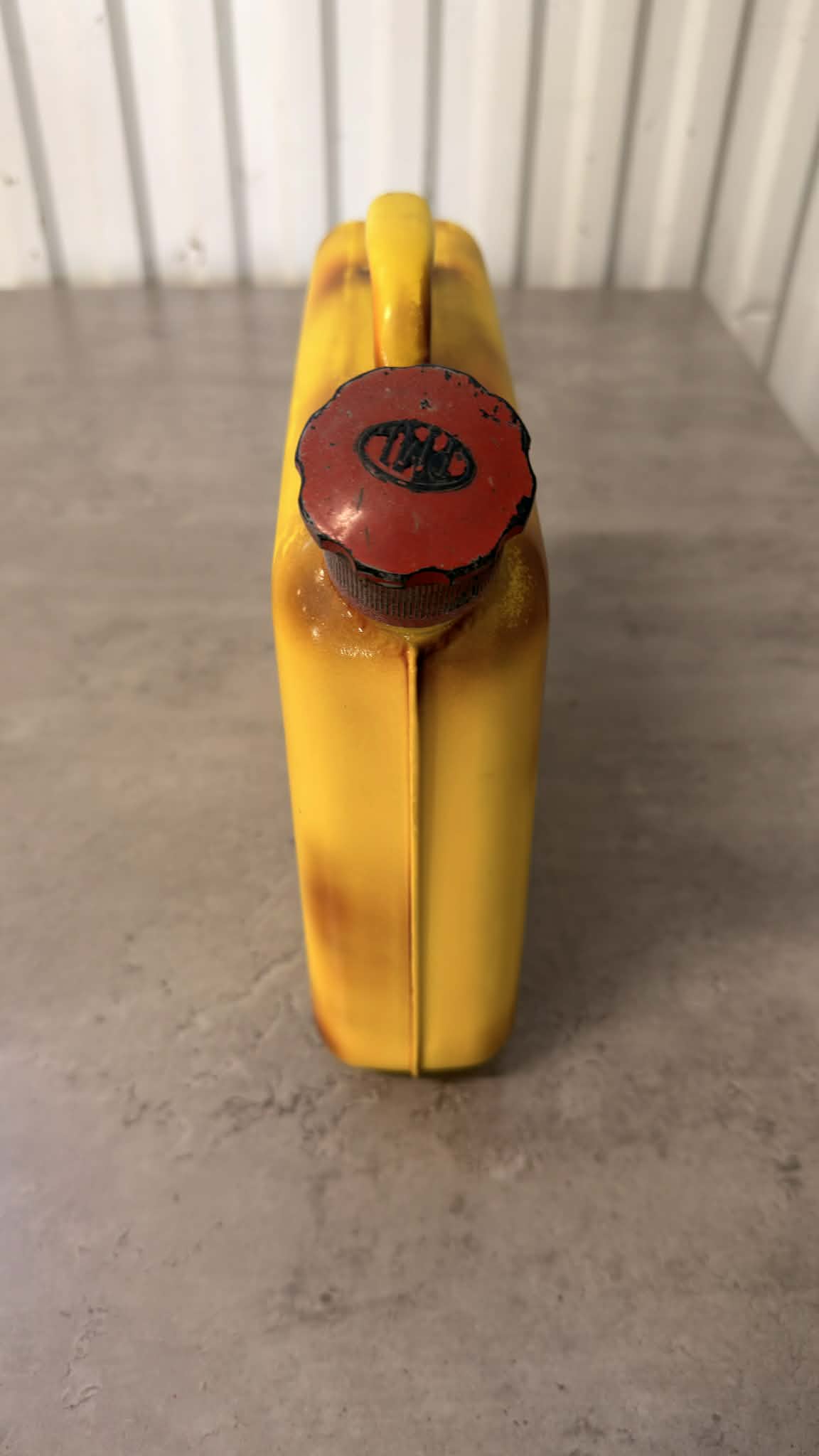 DRH Customs bensindunk i plast, svart med handtag, för lagring av bensin eller bränsle, robust och praktisk design.