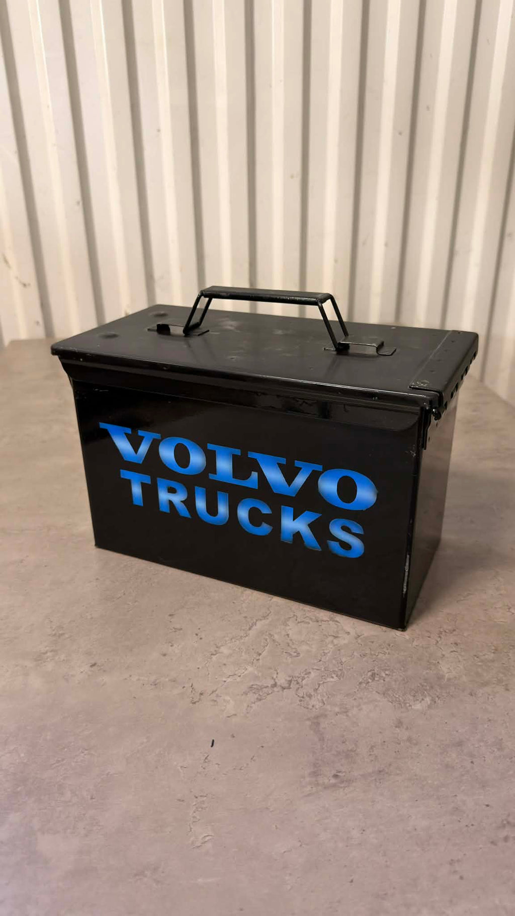 Ammunitionslåda från DRH Customs, Volvo Trucks-ölbox i robust metall med handtag och lås, för förvaring och transport.
