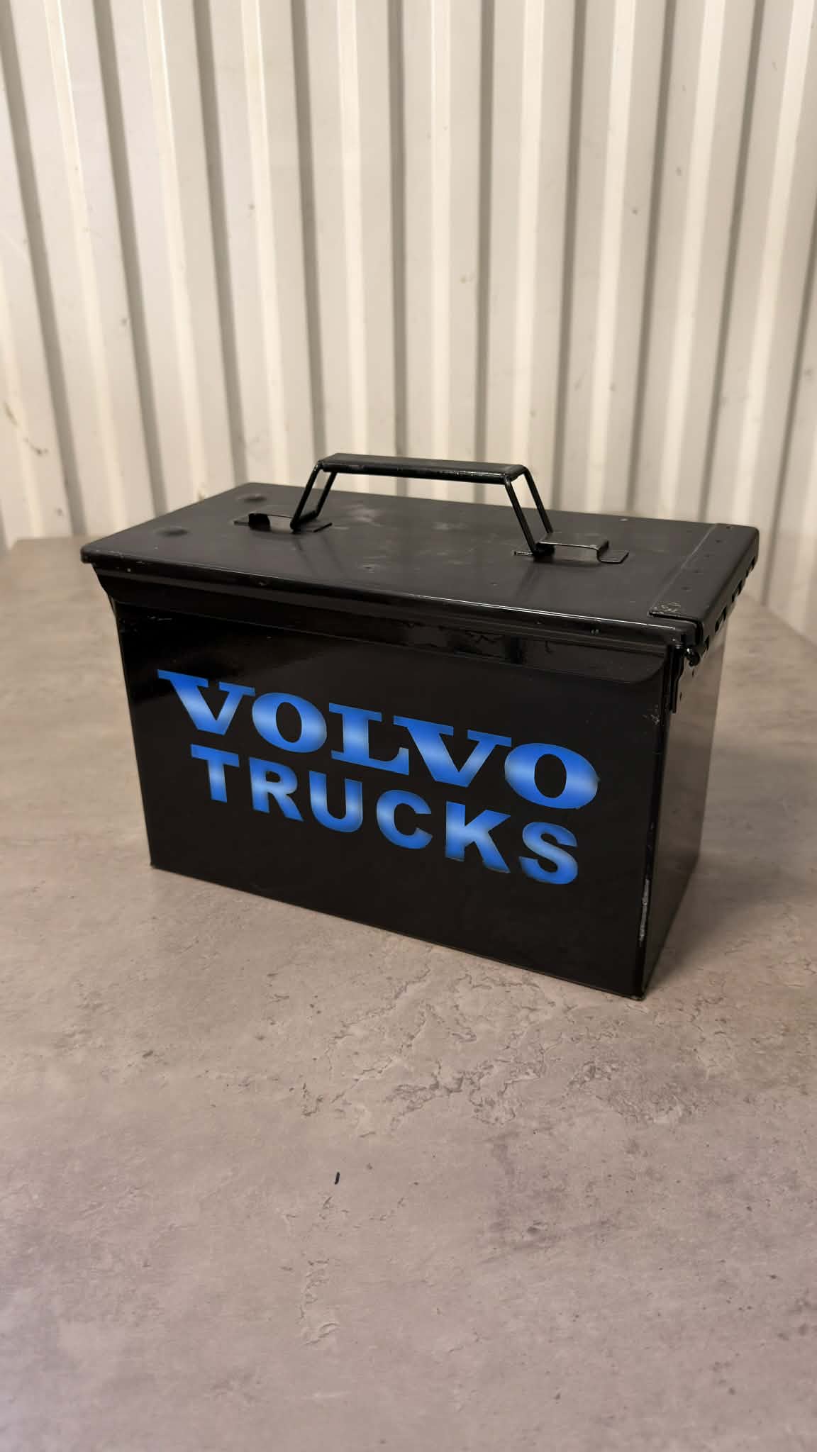 Ammunitionslåda från DRH Customs, Volvo Trucks-ölbox i robust metall med handtag och lås, för förvaring och transport.