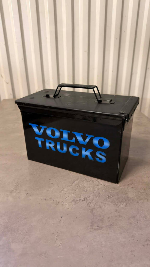 Ammunitionslåda från DRH Customs, Volvo Trucks-ölbox i robust metall med handtag och lås, för förvaring och transport.