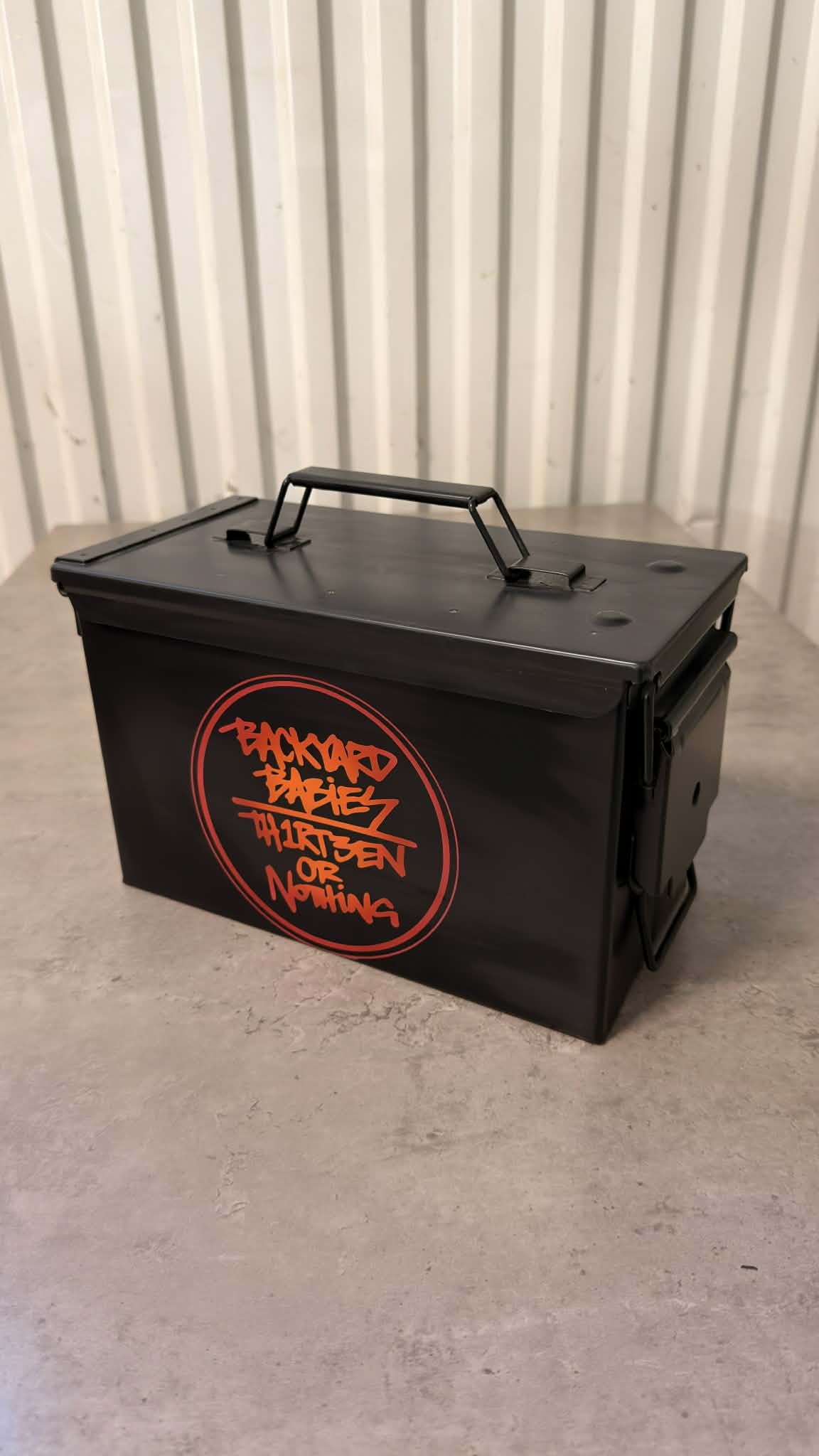 Ammunitionslåda av metall från DRH Customs, omgjord till vinbox med trädetaljer och vintage-utseende, förvaring eller dekoration.