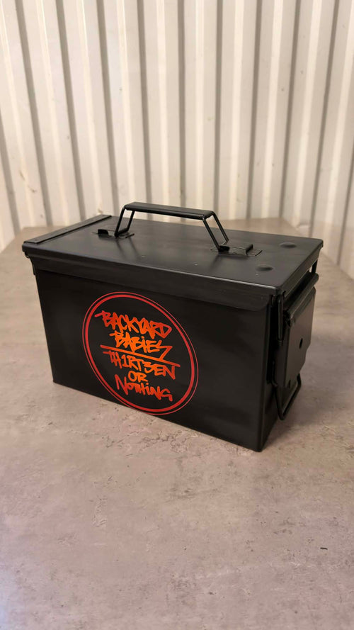 Ammunitionslåda av metall från DRH Customs, omgjord till vinbox med trädetaljer och vintage-utseende, förvaring eller dekoration.