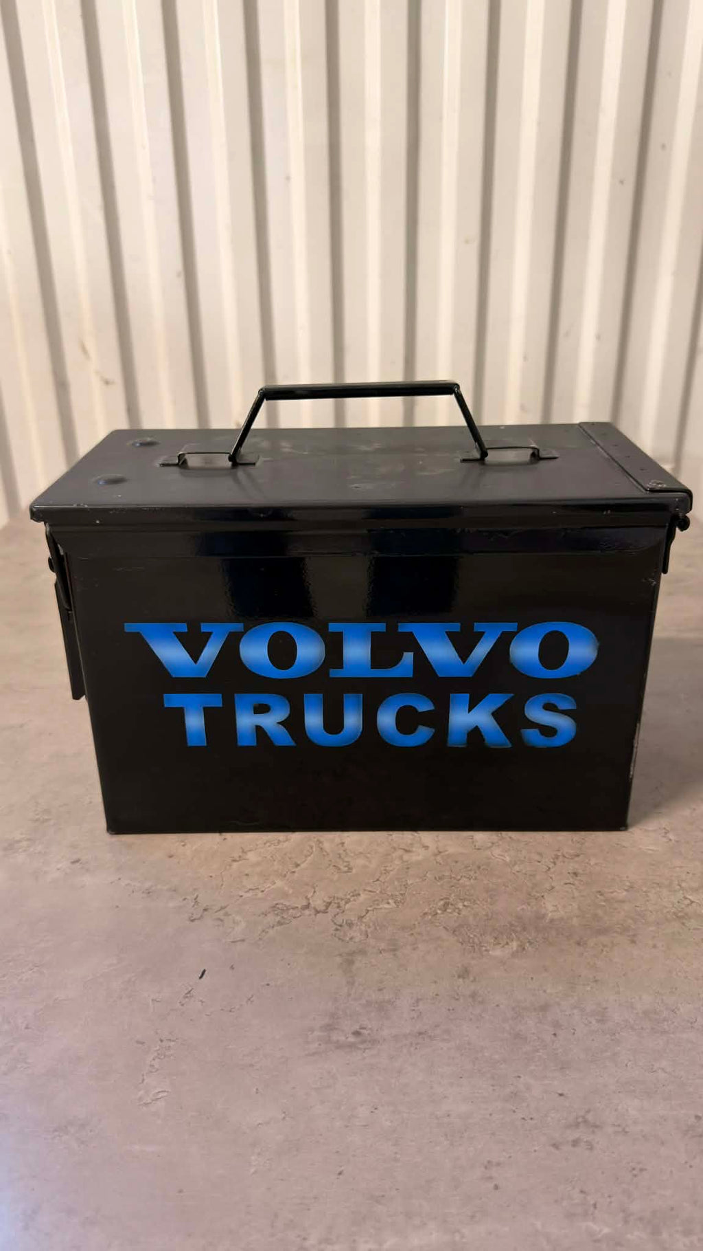 Ammunitionslåda från DRH Customs i ölbox stil, designad för Volvo Trucks, av metall med robust konstruktion.