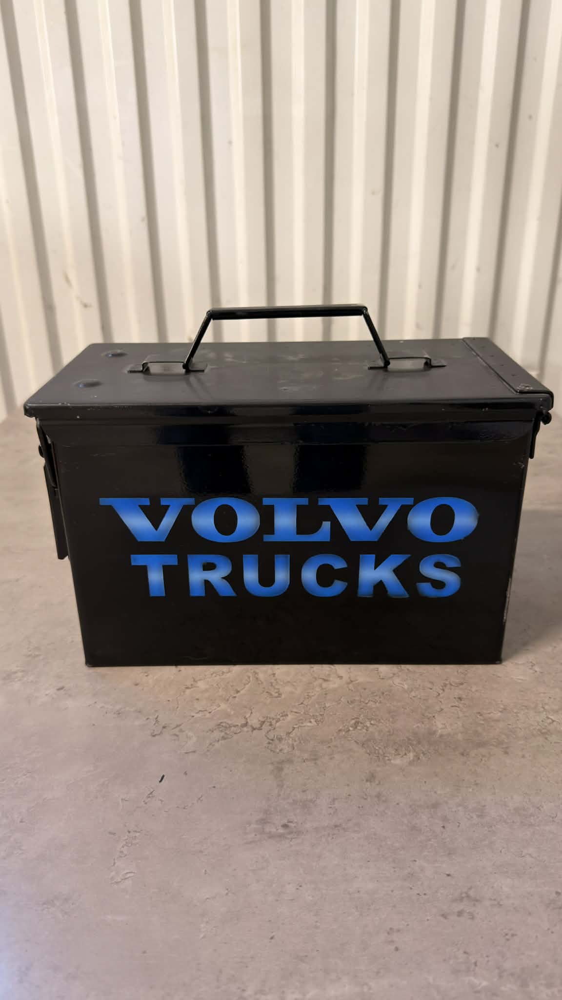 Ammunitionslåda från DRH Customs i ölbox stil, designad för Volvo Trucks, av metall med robust konstruktion.