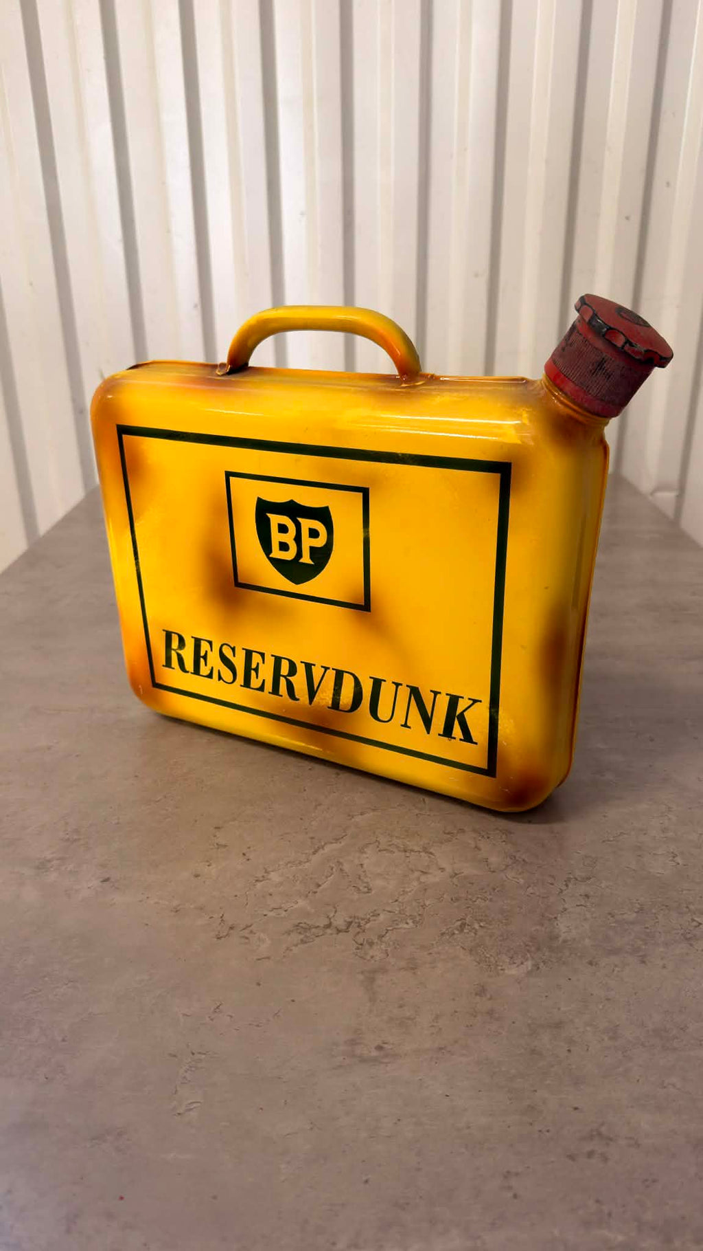 Svart bensindunk från BP med DRH Customs branding, plastkonstruktion och handtag för enkel transport.