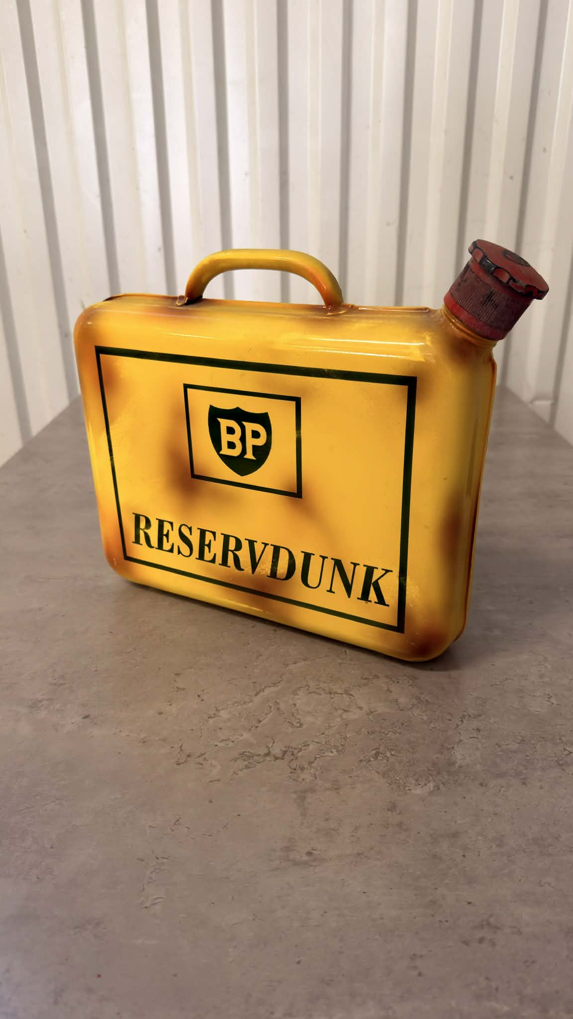 Svart bensindunk från BP med DRH Customs branding, plastkonstruktion och handtag för enkel transport.
