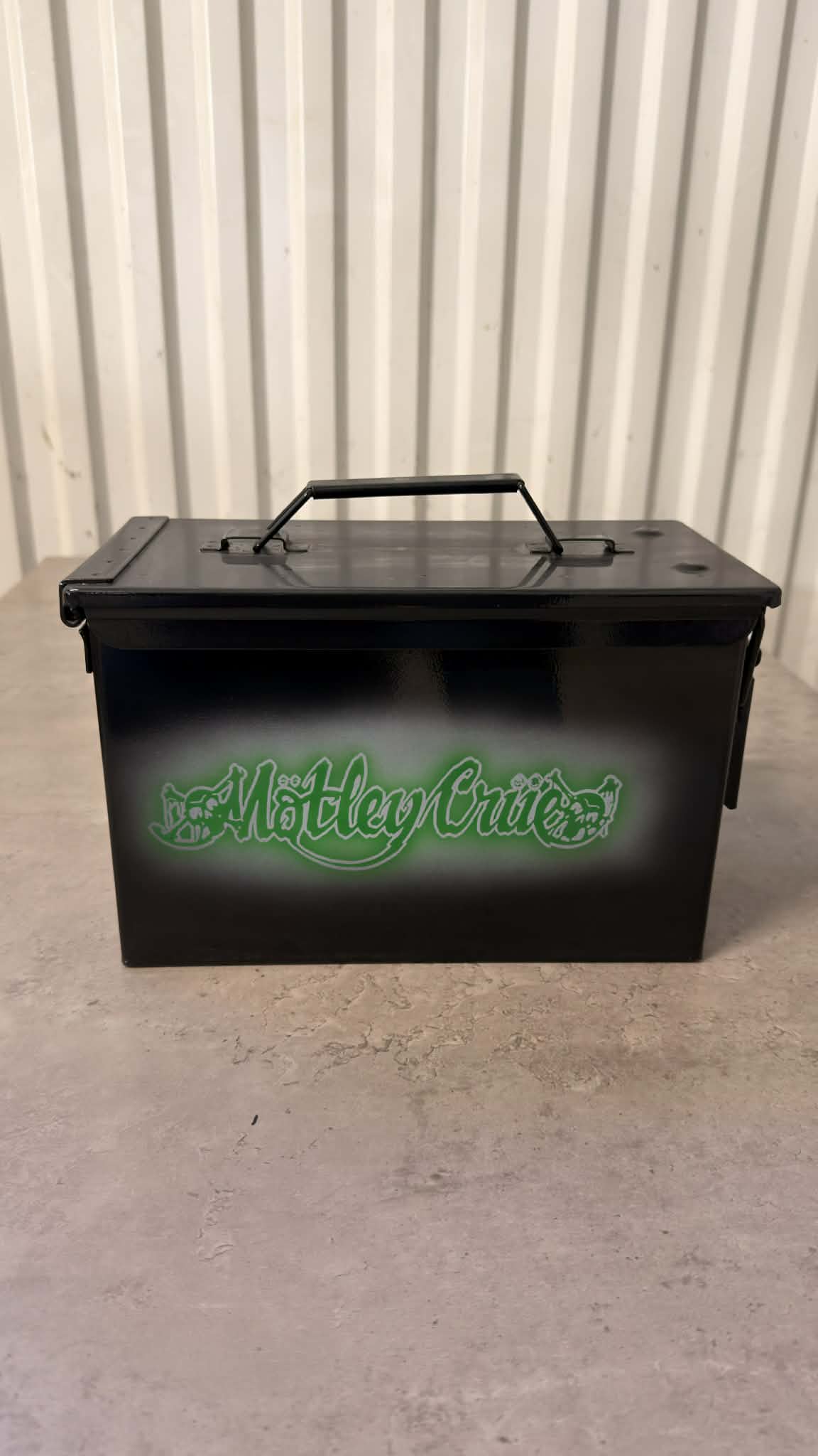 Ammunitionslåda från DRH Customs med Mötley Crue motiv, robust metallbox för förvaring.