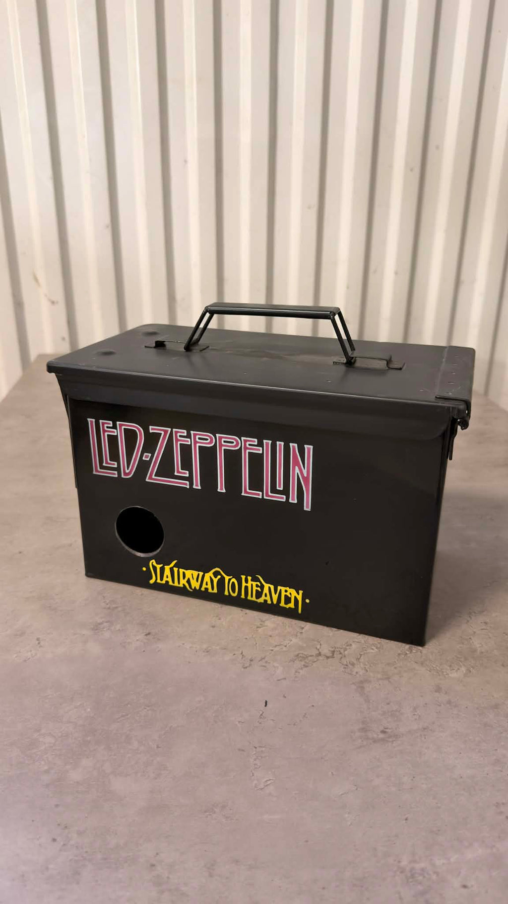 Ammunitionslåda från DRH Customs som liknar en vinbox med Led Zeppelin-tryck och vintage design.