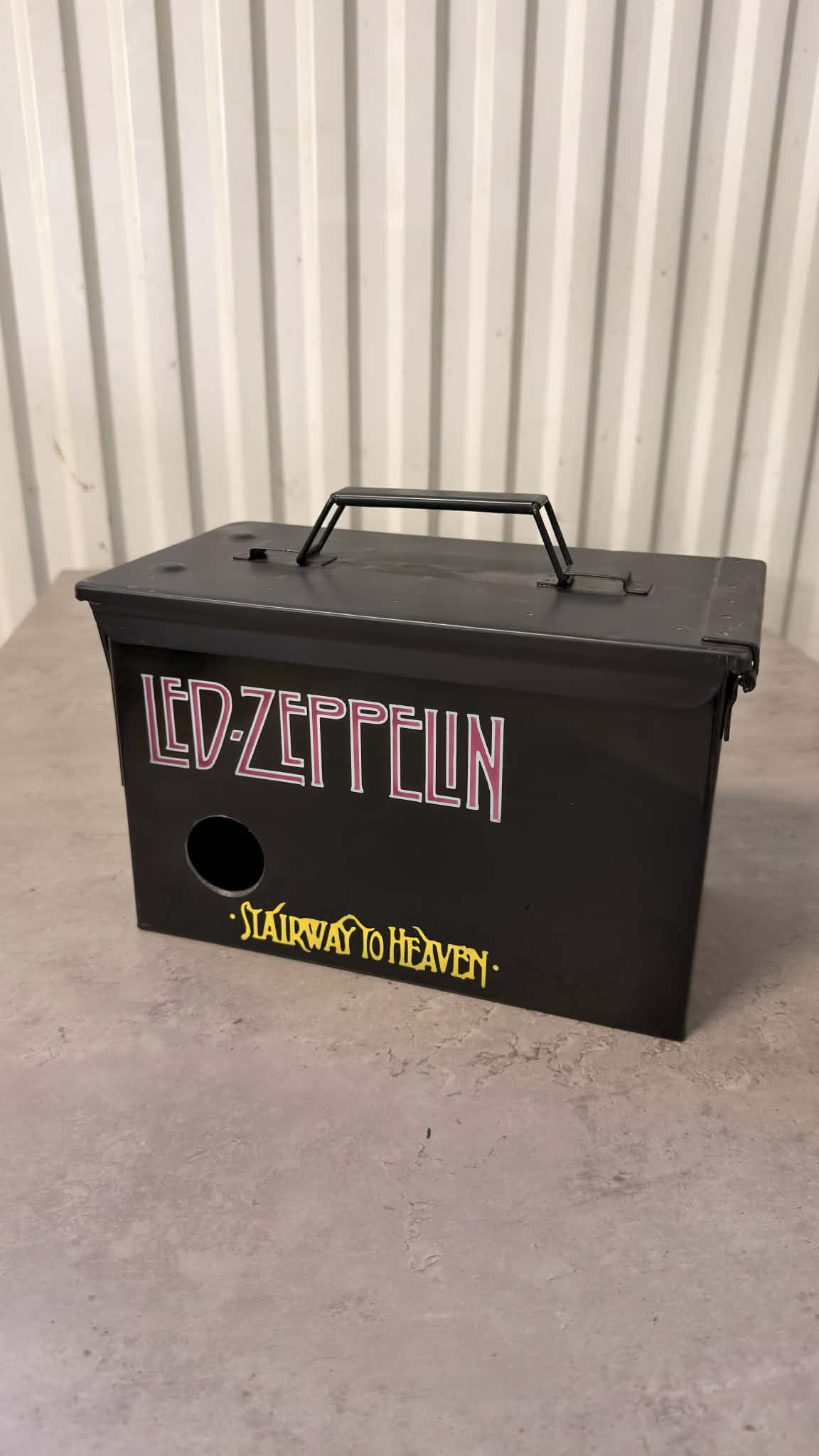 Ammunitionslåda från DRH Customs som liknar en vinbox med Led Zeppelin-tryck och vintage design.