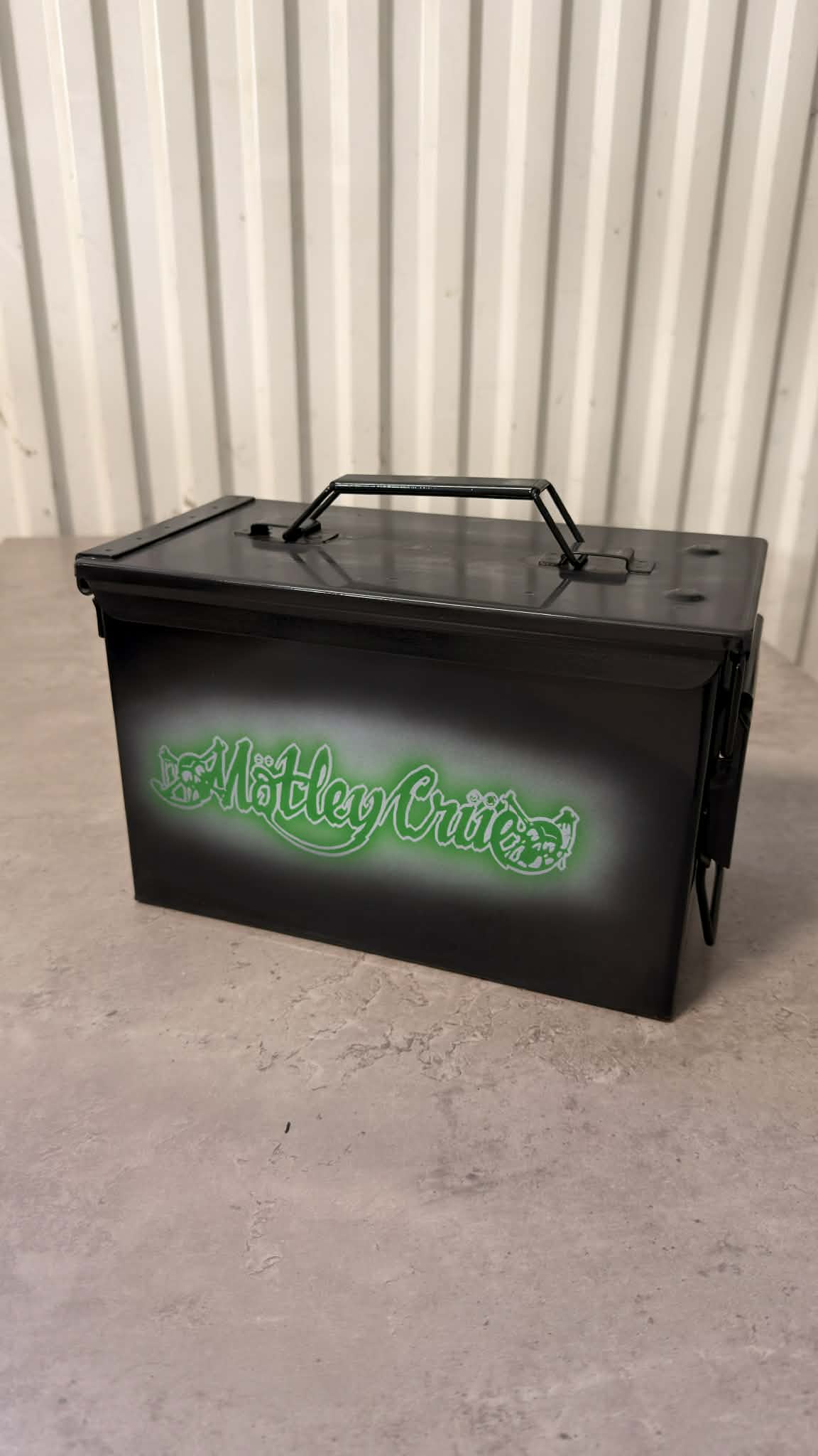 Ammunitionslåda i metall med Mötley Crue-Design, från DRH Customs, används som ölbox eller samlarobjekt.