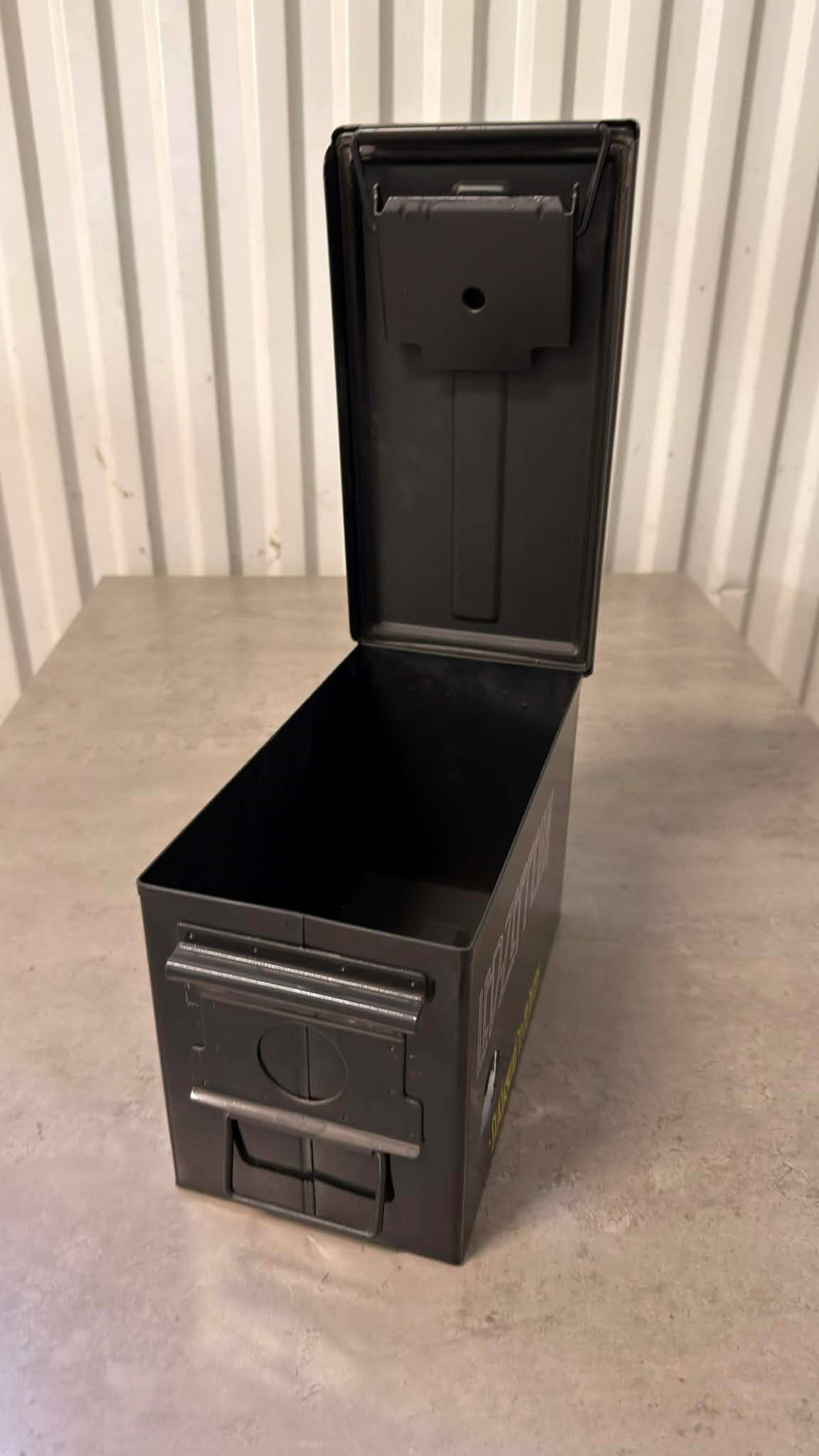 Ammunitionslåda i metall för vinbox med Led Zeppelin-tryck, robust design av DRH Customs, svart med bandmotiv.