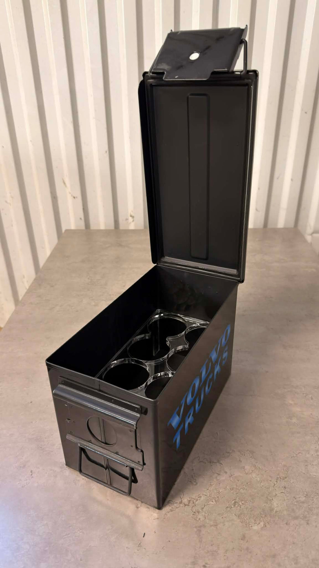 Volvo Trucks ammunitionslåda från DRH Customs, robust oljebox med metalldesign och låsbar förvaring.