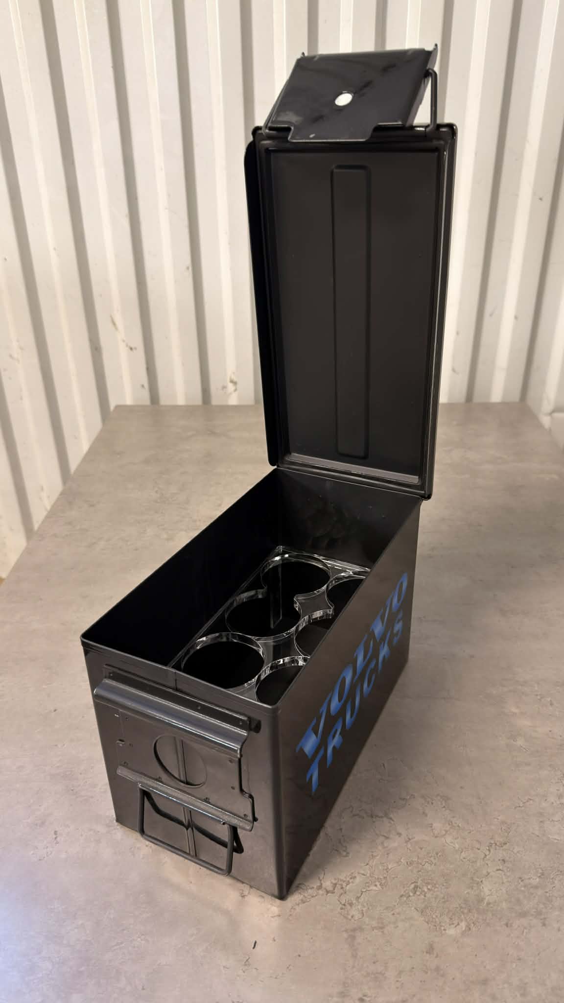 Volvo Trucks ammunitionslåda från DRH Customs, robust oljebox med metalldesign och låsbar förvaring.