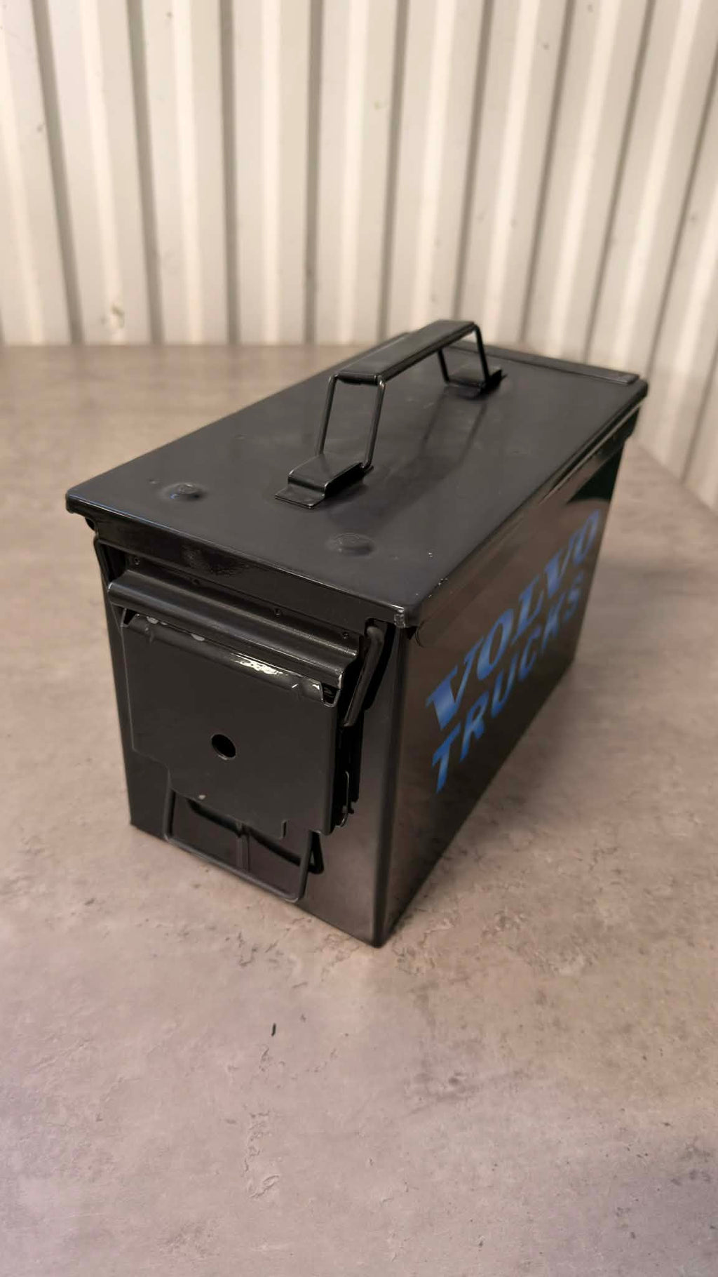 Ammunitionslåda från DRH Customs, robust ölbox för Volvo Trucks, med metallkonstruktion och låsbar design.