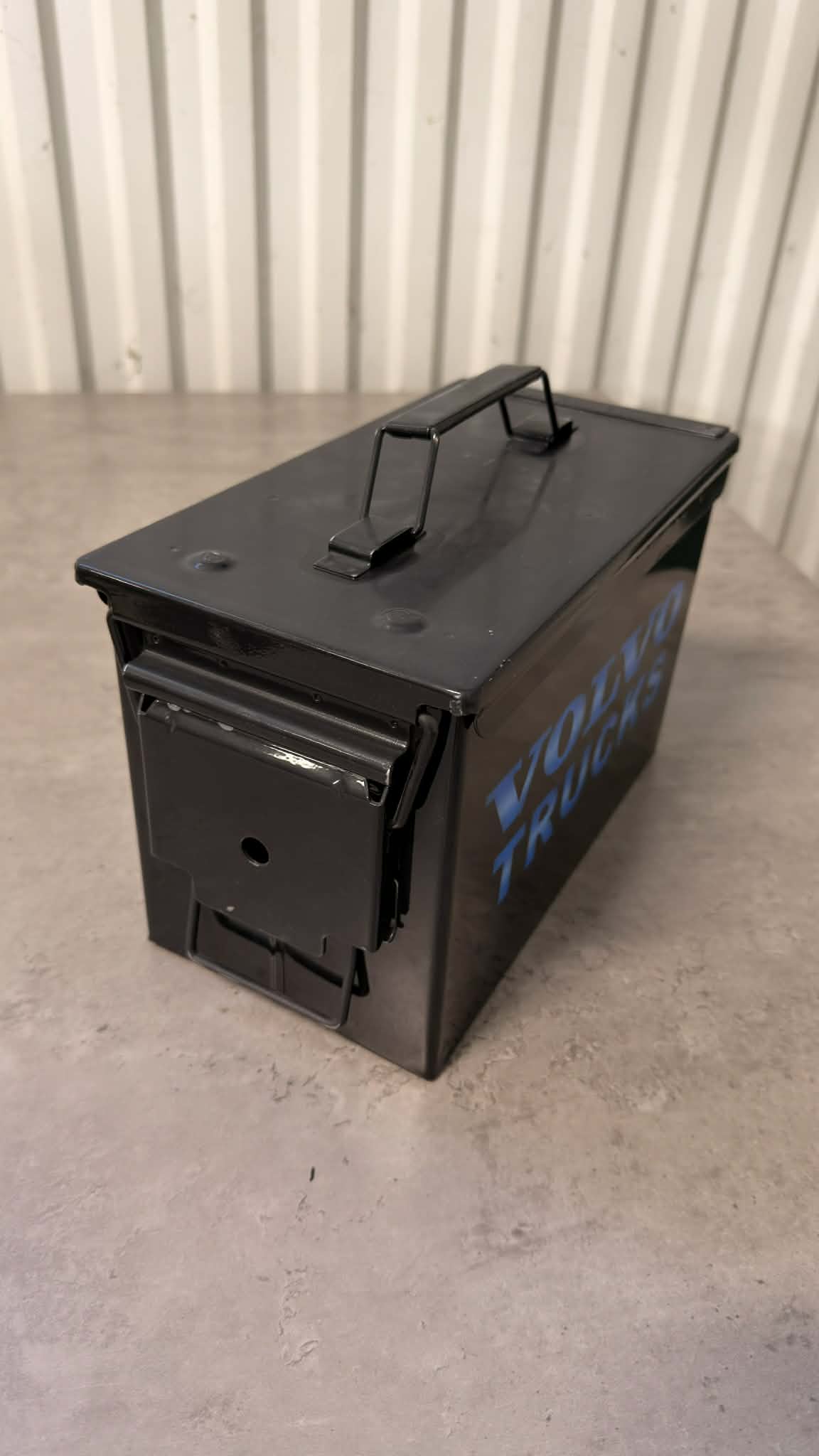 Ammunitionslåda från DRH Customs, robust ölbox för Volvo Trucks, med metallkonstruktion och låsbar design.