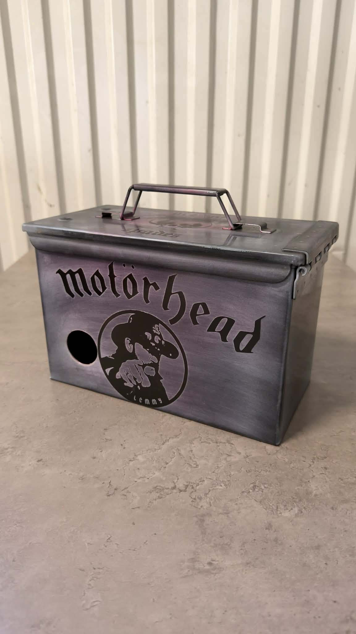 Ammunitionslåda i metall med Vinbox Motörhead-tryck, designad av DRH Customs, visar robust och stilren förvaring.