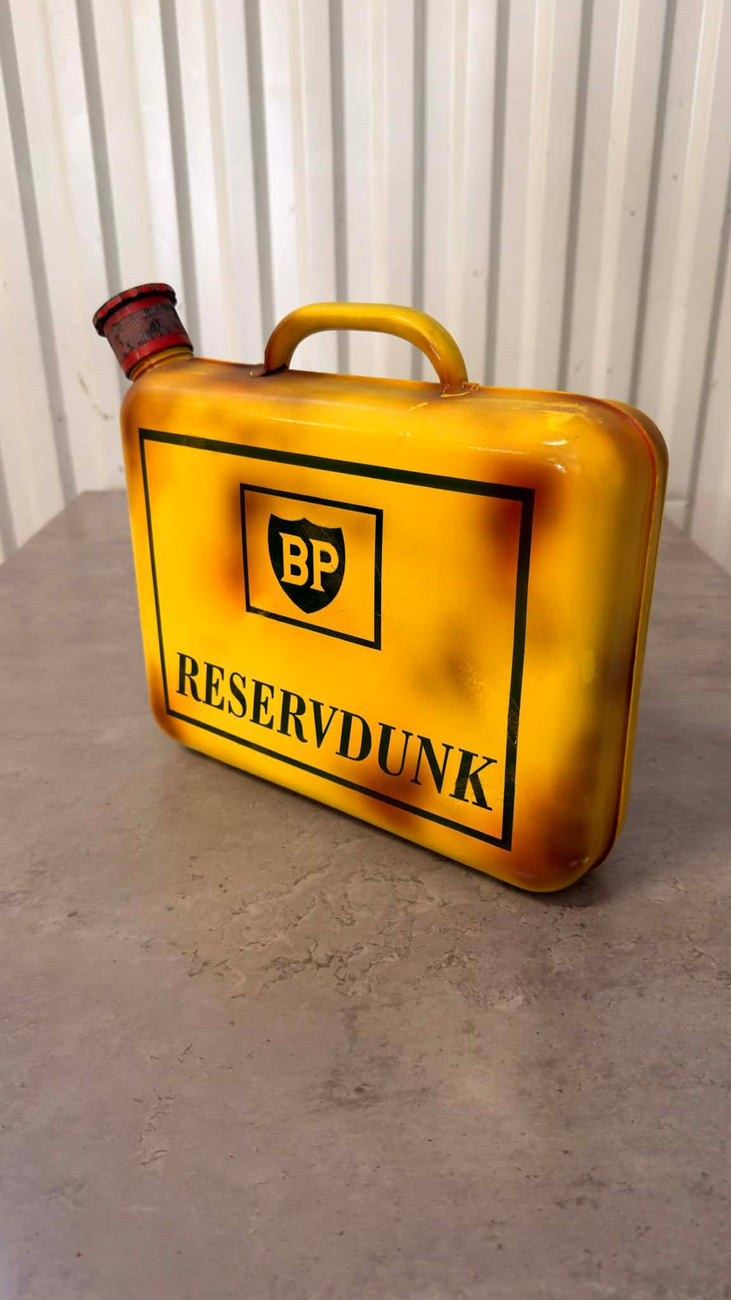 DRH Customs bensindunk i plast, svart med handtag och påfyllningslock, för bensinlagring.
