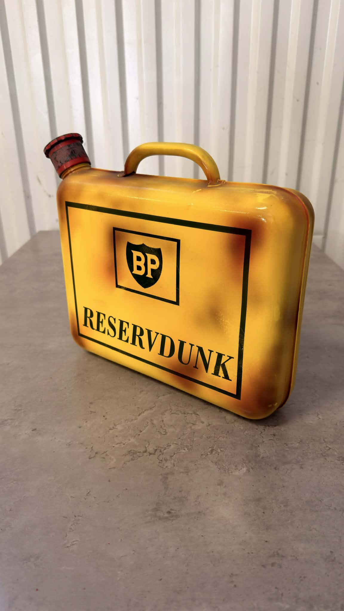 DRH Customs bensindunk i plast, svart med handtag och påfyllningslock, för bensinlagring.