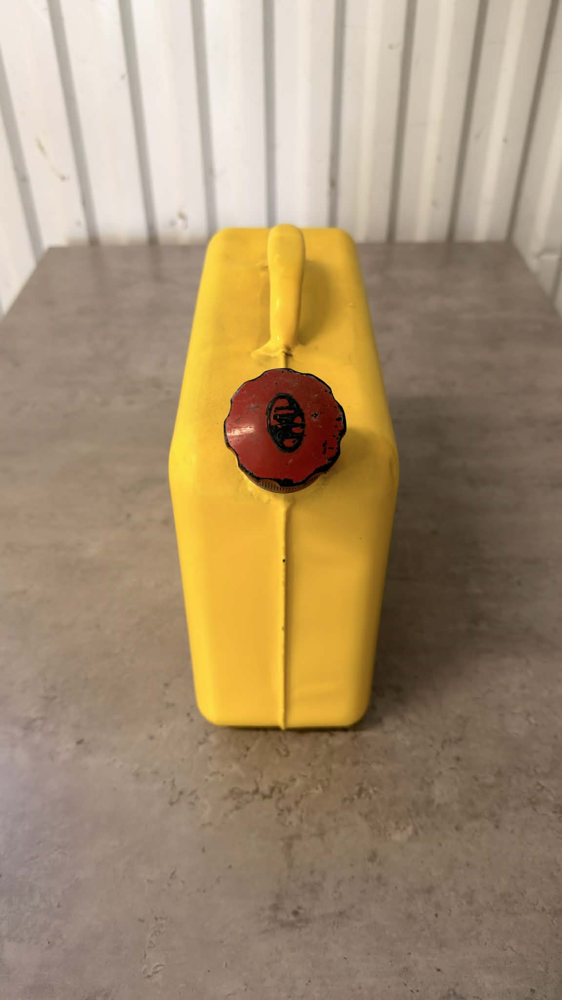 Bensindunk av plast från DRH Customs i ett tydligt, praktiskt design för bränslelagring.