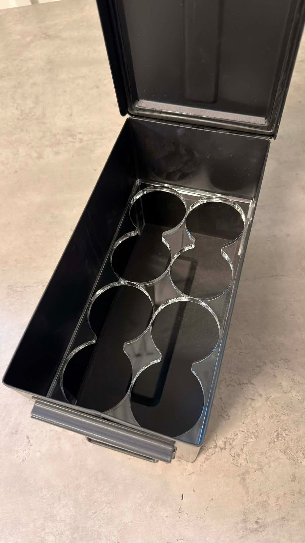 Ammunitionslåda för Volvo Trucks från DRH Customs, svart metallbox för förvaring av verktyg eller utrustning