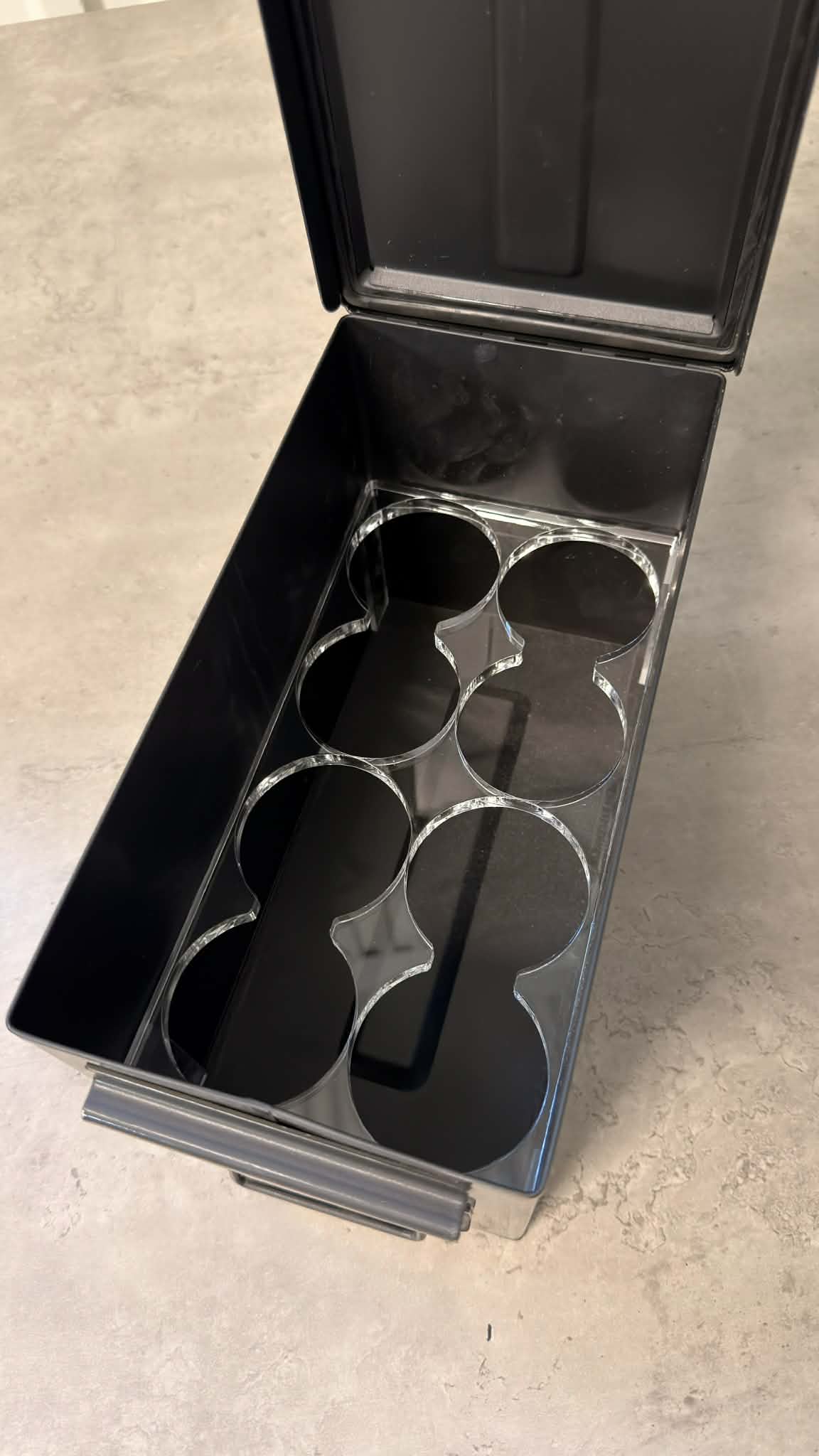 Ammunitionslåda för Volvo Trucks från DRH Customs, svart metallbox för förvaring av verktyg eller utrustning