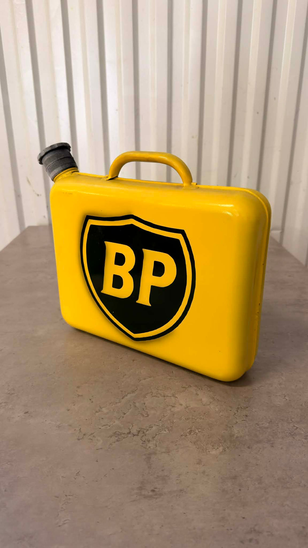 Bensindunk av plast från DRH Customs, svart med handtag och spillskydd, för bränslelagring.