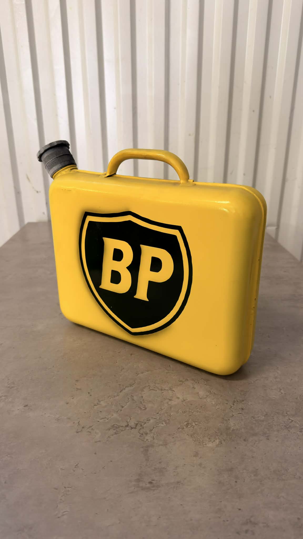 Bensindunk av plast från DRH Customs, svart med handtag och spillskydd, för bränslelagring.