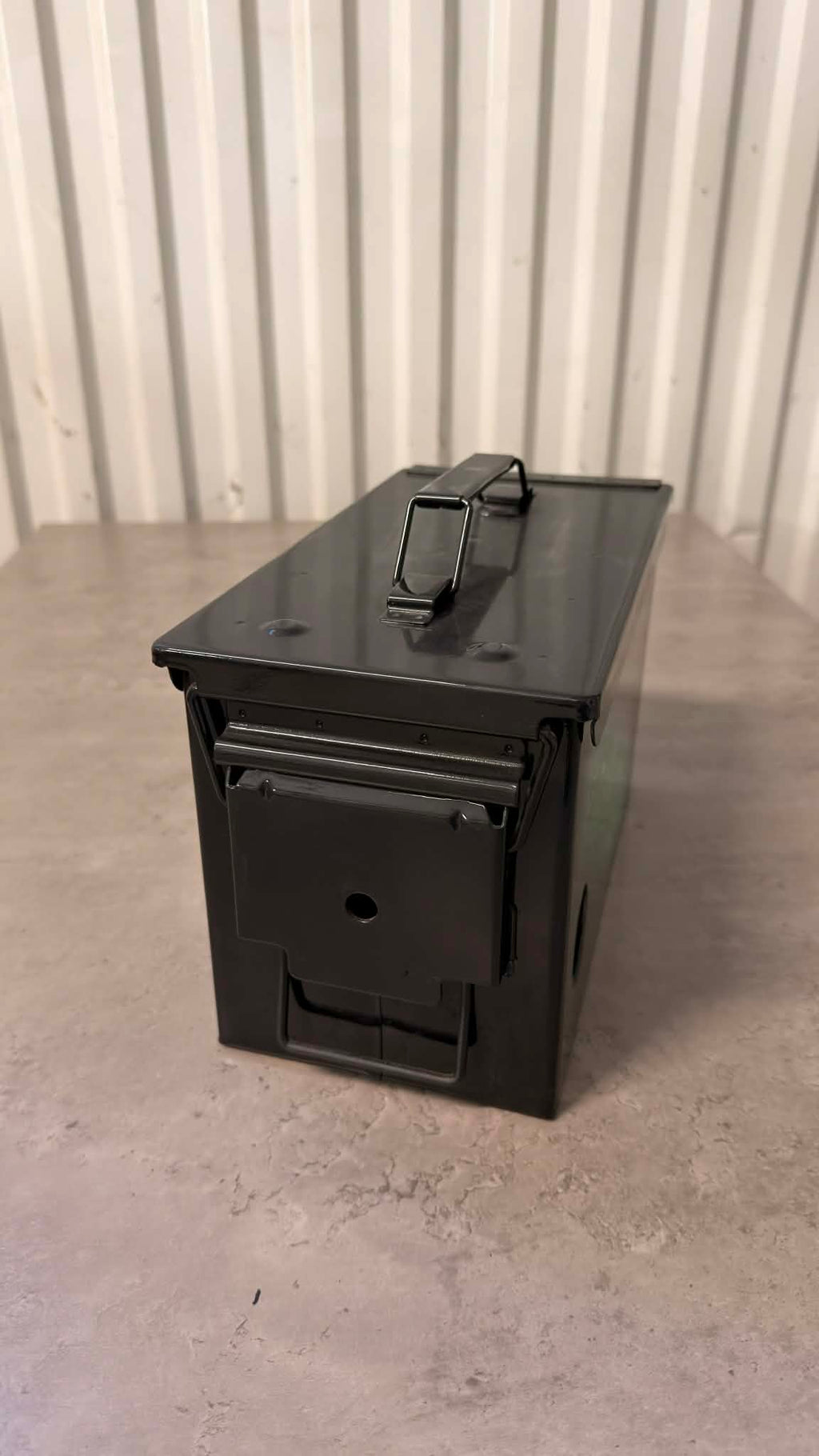 Ammunitionslåda från DRH Customs med Mötley Crue design, robust metallbox för förvaring av ammunition eller öl.