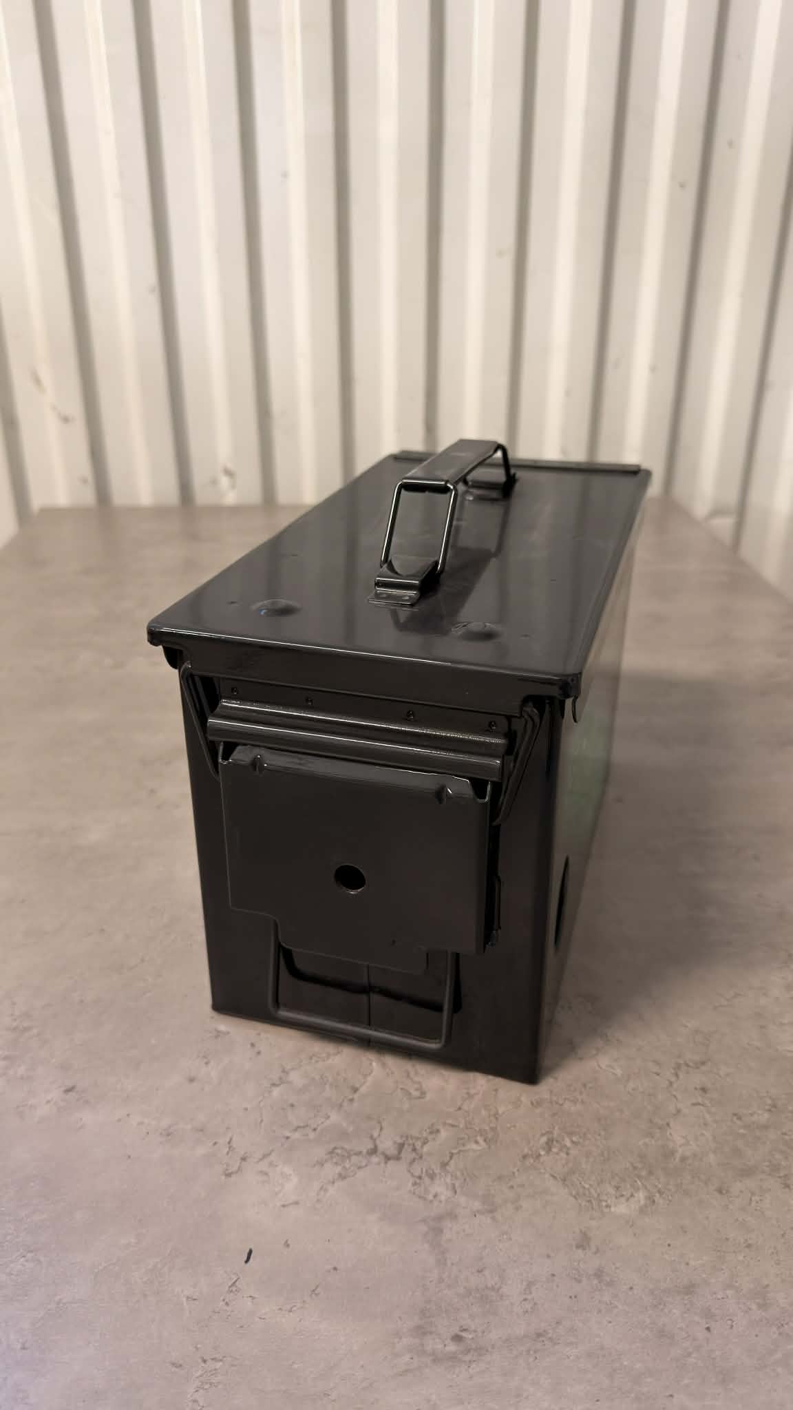 Ammunitionslåda från DRH Customs med Mötley Crue design, robust metallbox för förvaring av ammunition eller öl.