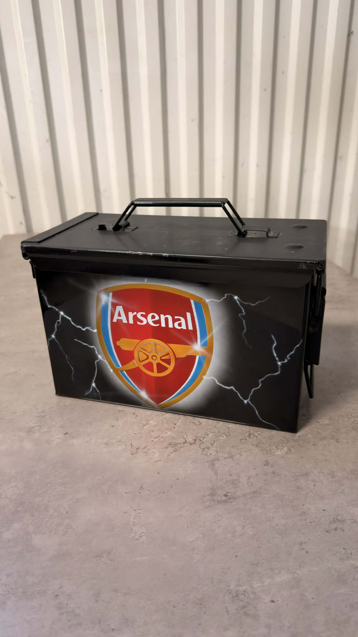 Ammunitionslåda från DRH Customs med robust design och låsbar lock, användbar för förvaring av ammunition och verktyg.