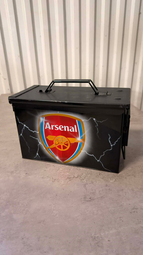 Ammunitionslåda från DRH Customs med robust design och låsbar lock, användbar för förvaring av ammunition och verktyg.