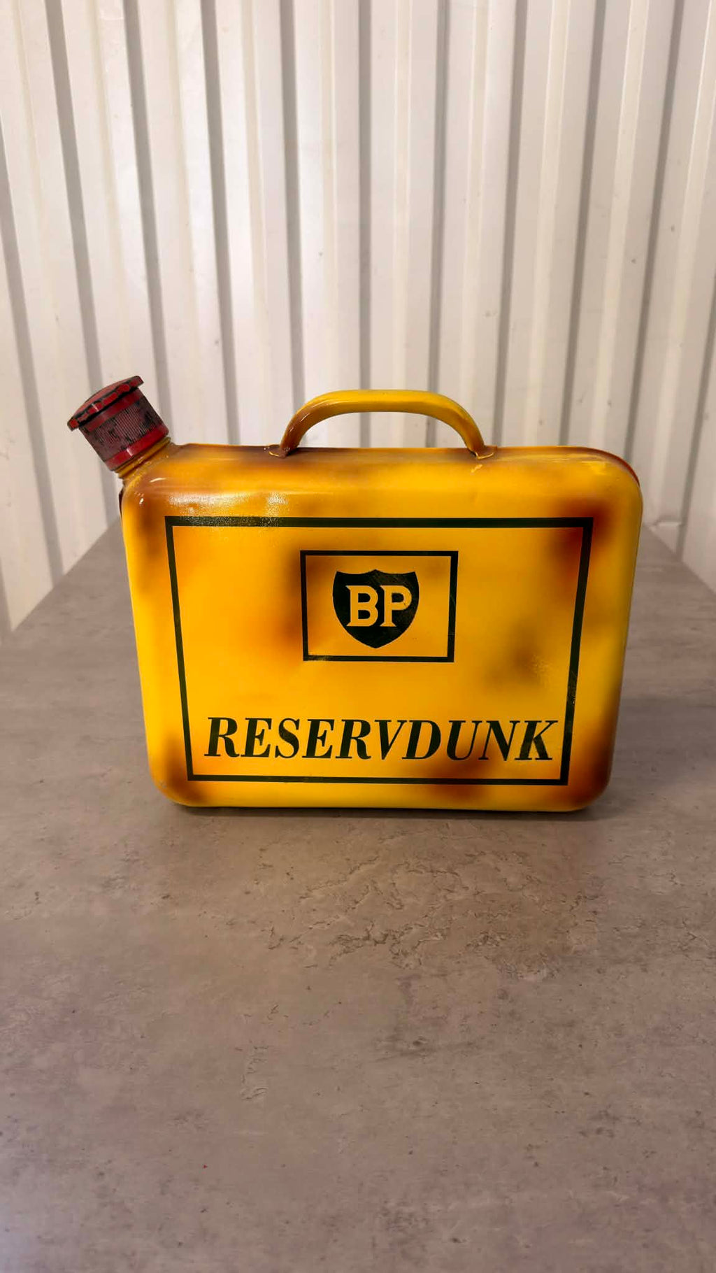 DRH Customs bensindunk i metall, svart med handtag och påfyllningslock för bensinlagring.