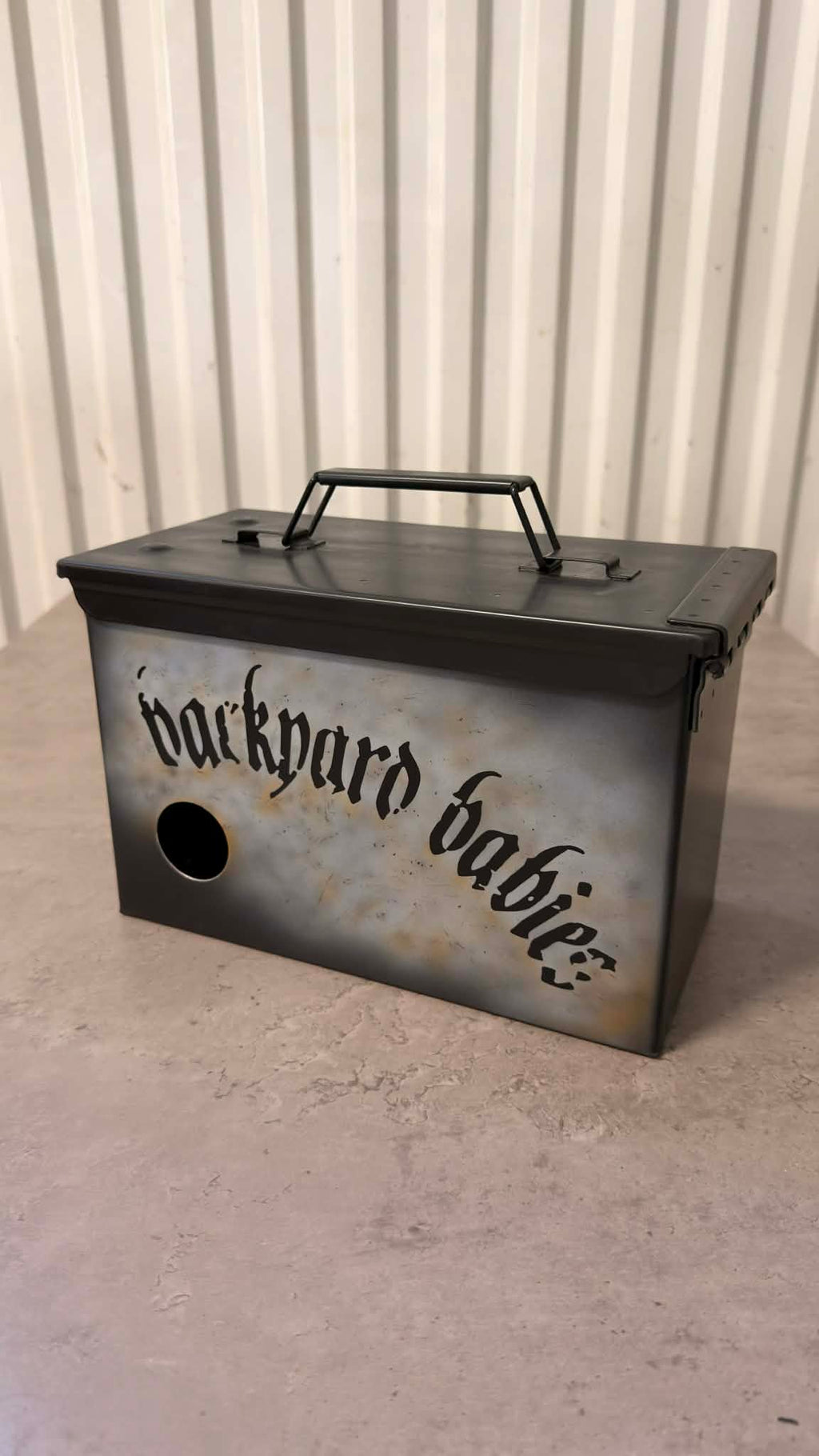 Ammunitionslåda i metall med vinbox från Backyard Babies, märkt DRH Customs, robust och industriell design.