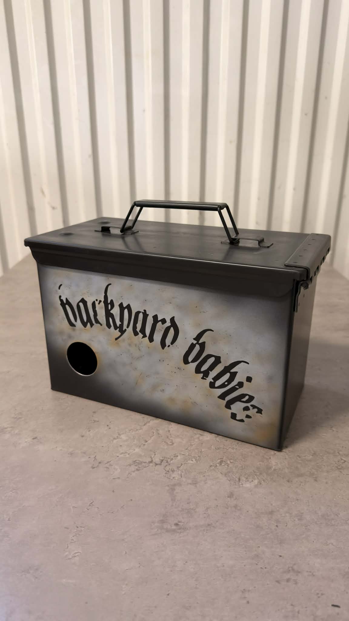 Ammunitionslåda i metall med vinbox från Backyard Babies, märkt DRH Customs, robust och industriell design.