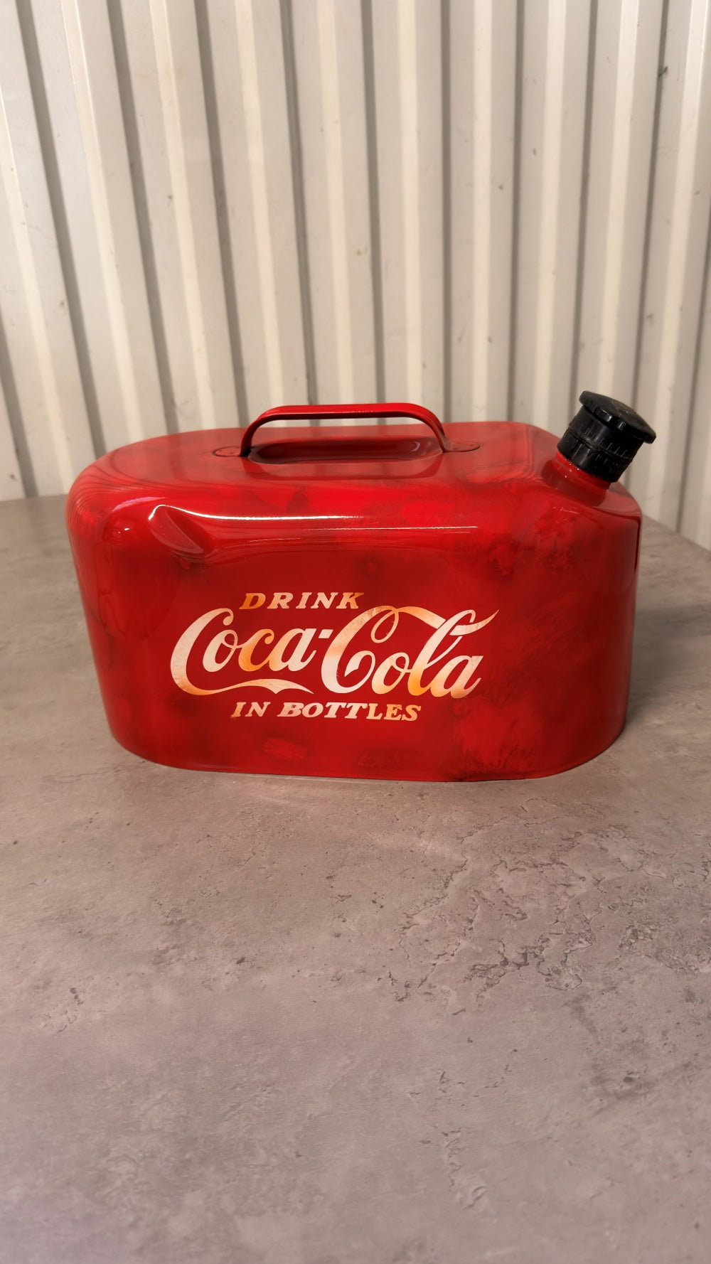 Bensindunk i plast med Coca Cola-design från DRH Customs, visar bensinbehållare för samling eller dekoration.