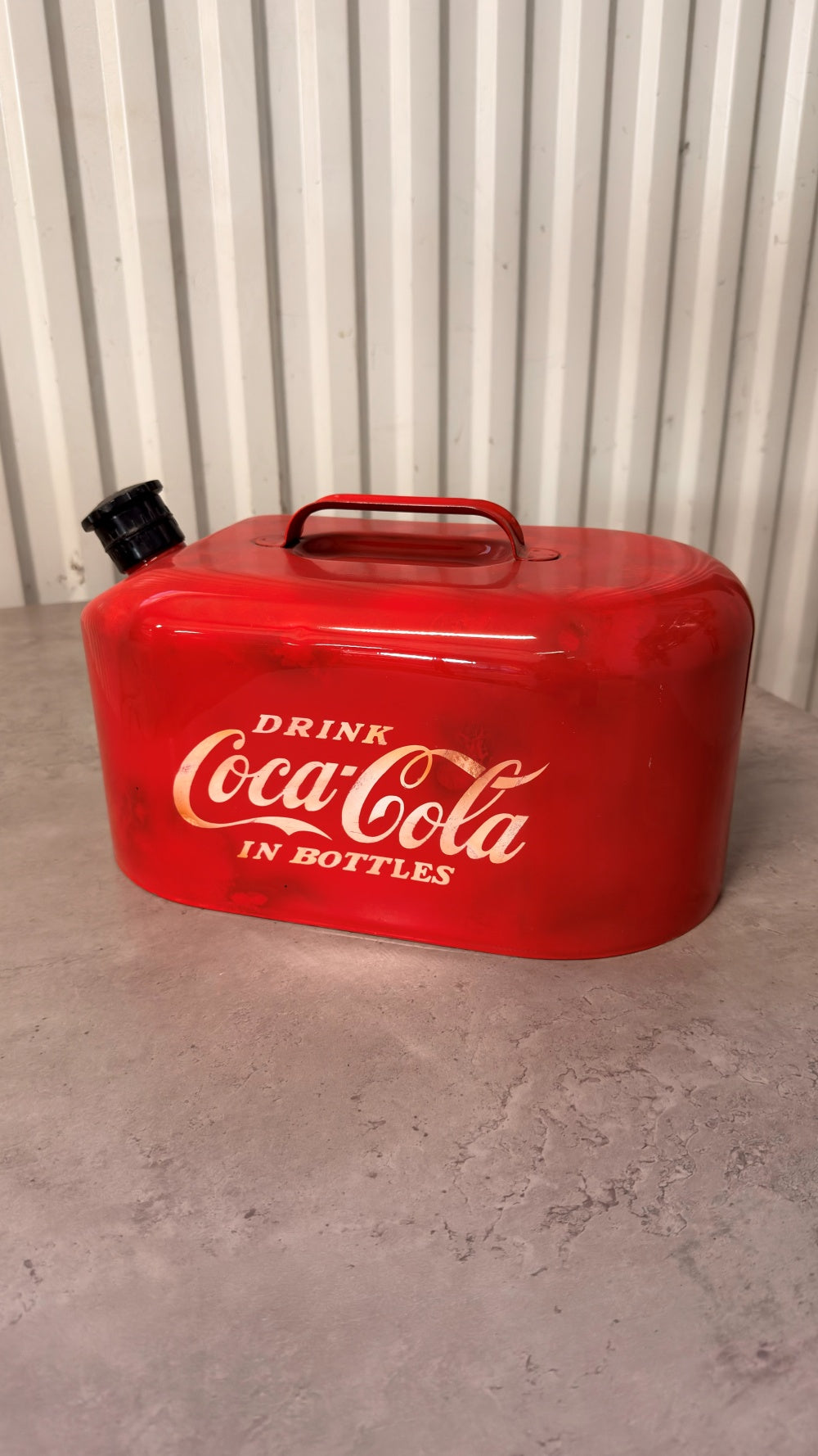 Bensindunk i plast med Coca Cola-design från DRH Customs, visar en detaljerad bil- eller bensindunk.