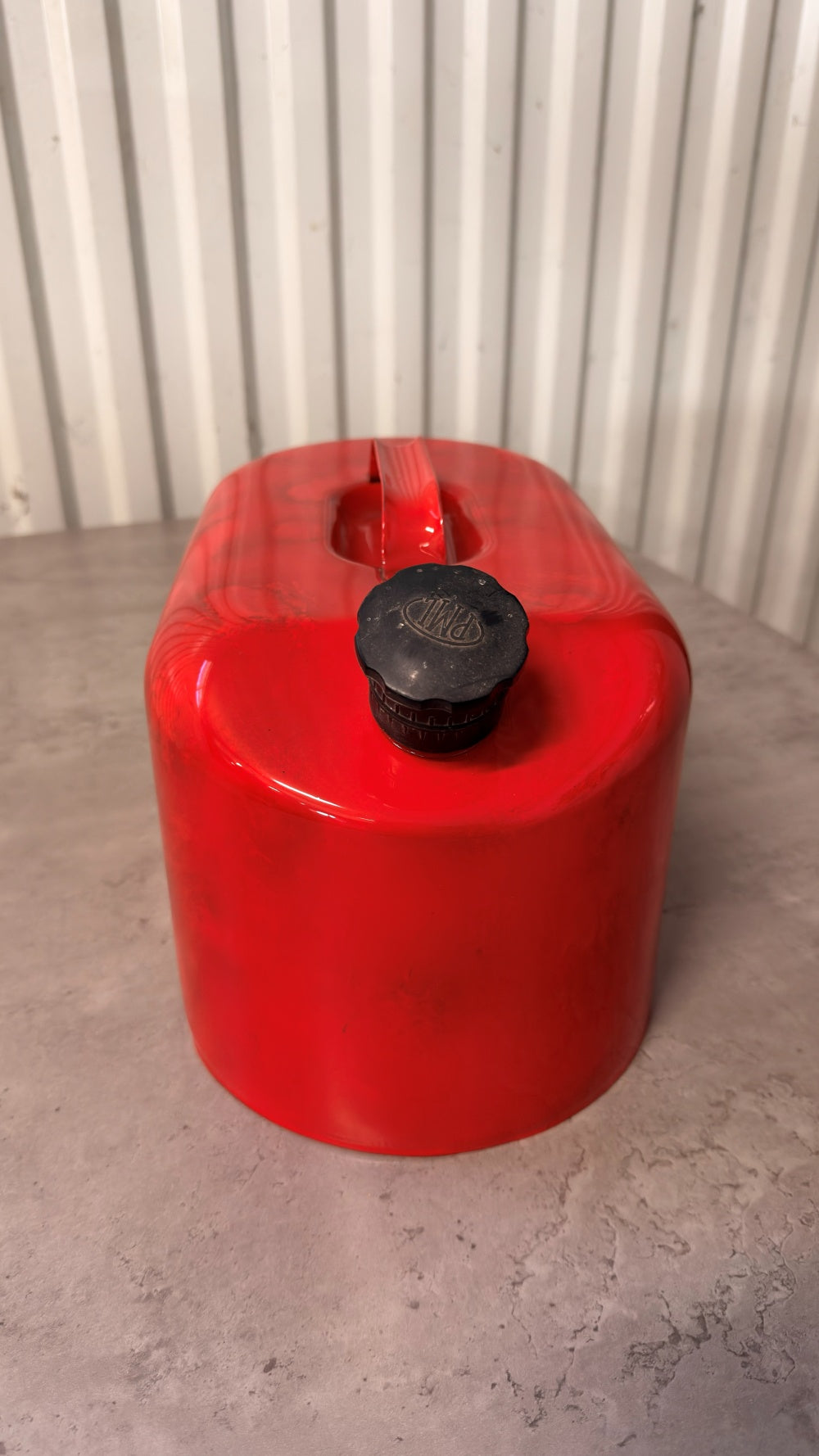 Bensindunk i blå färg med Coca Cola-märke, designad av DRH Customs, synlig i bilden.