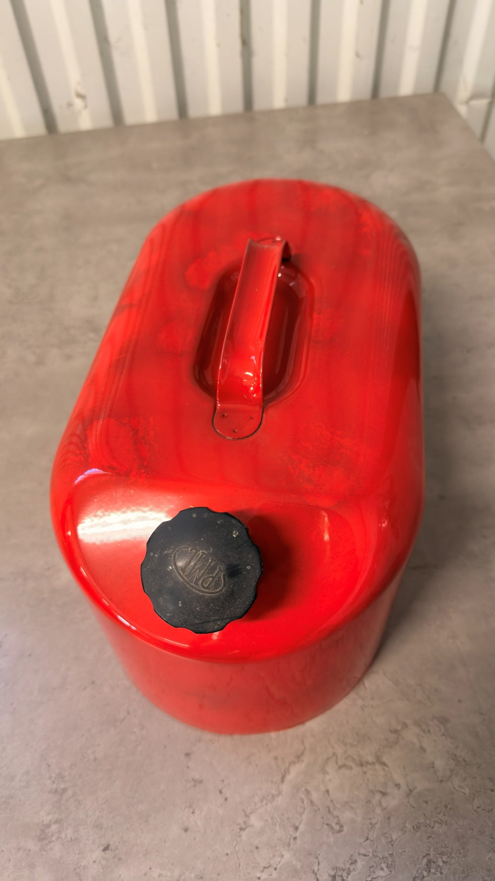 Bensindunk i plast med Coca Cola-tryck från DRH Customs, svart och röd design, visar bensindunkens detaljer och märken.