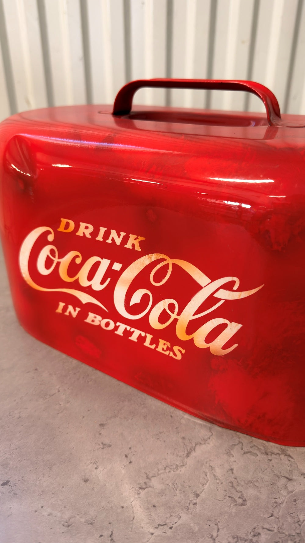 Bensindunk i metall med Coca Cola-design från DRH Customs, visar en vintage-inspirerad bensindunk med klassiskt mönster.