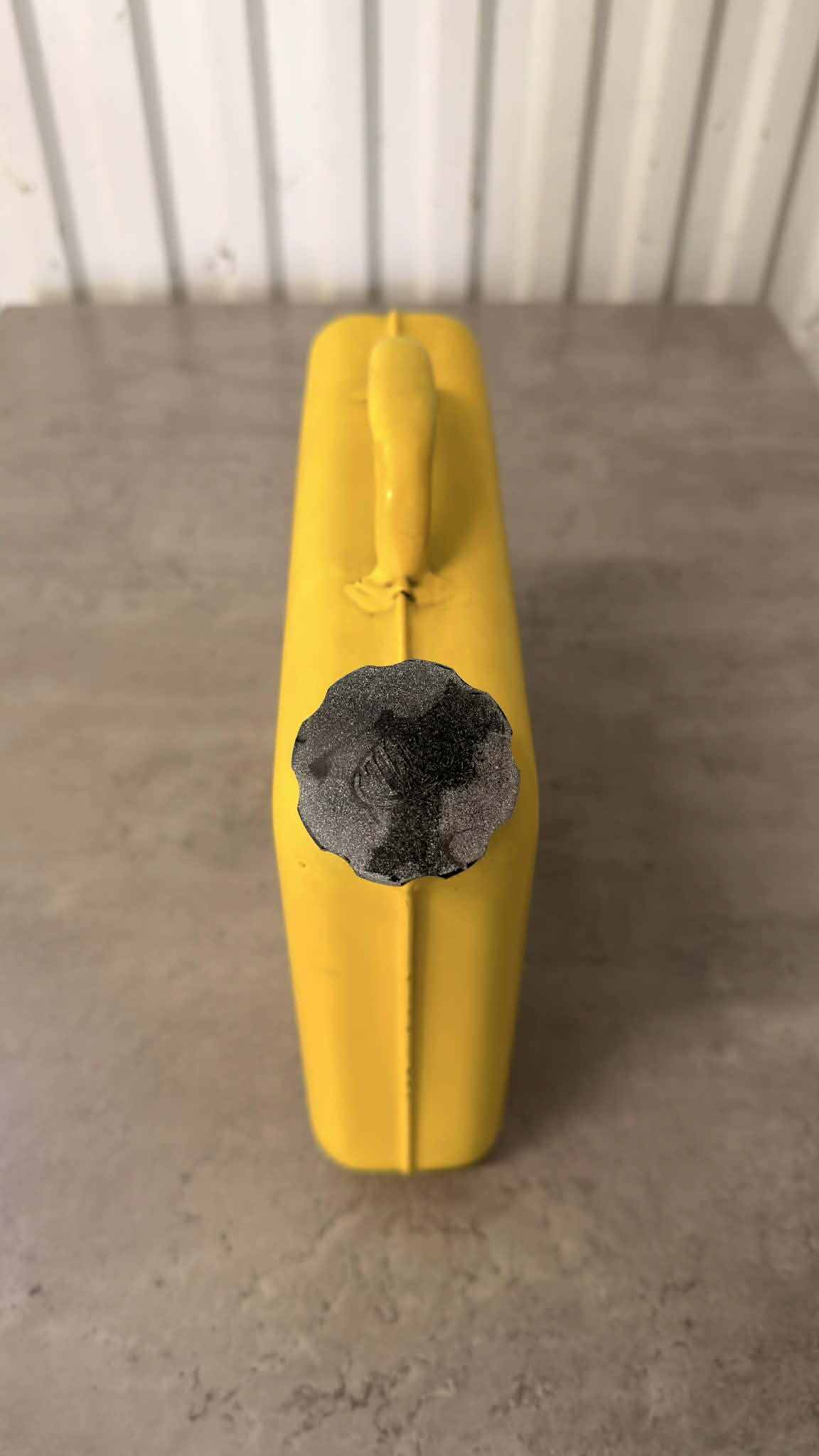 En svart bensindunk från DRH Customs med handtag och spillskydd, tillverkad för säker bensinlagring.