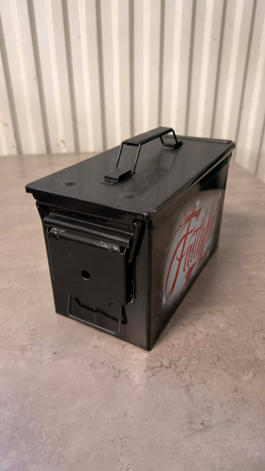 Ammunitionslåda från DRH Customs, robust ölbox i metall med lås och handtag, perfekt för förvaring och transport.
