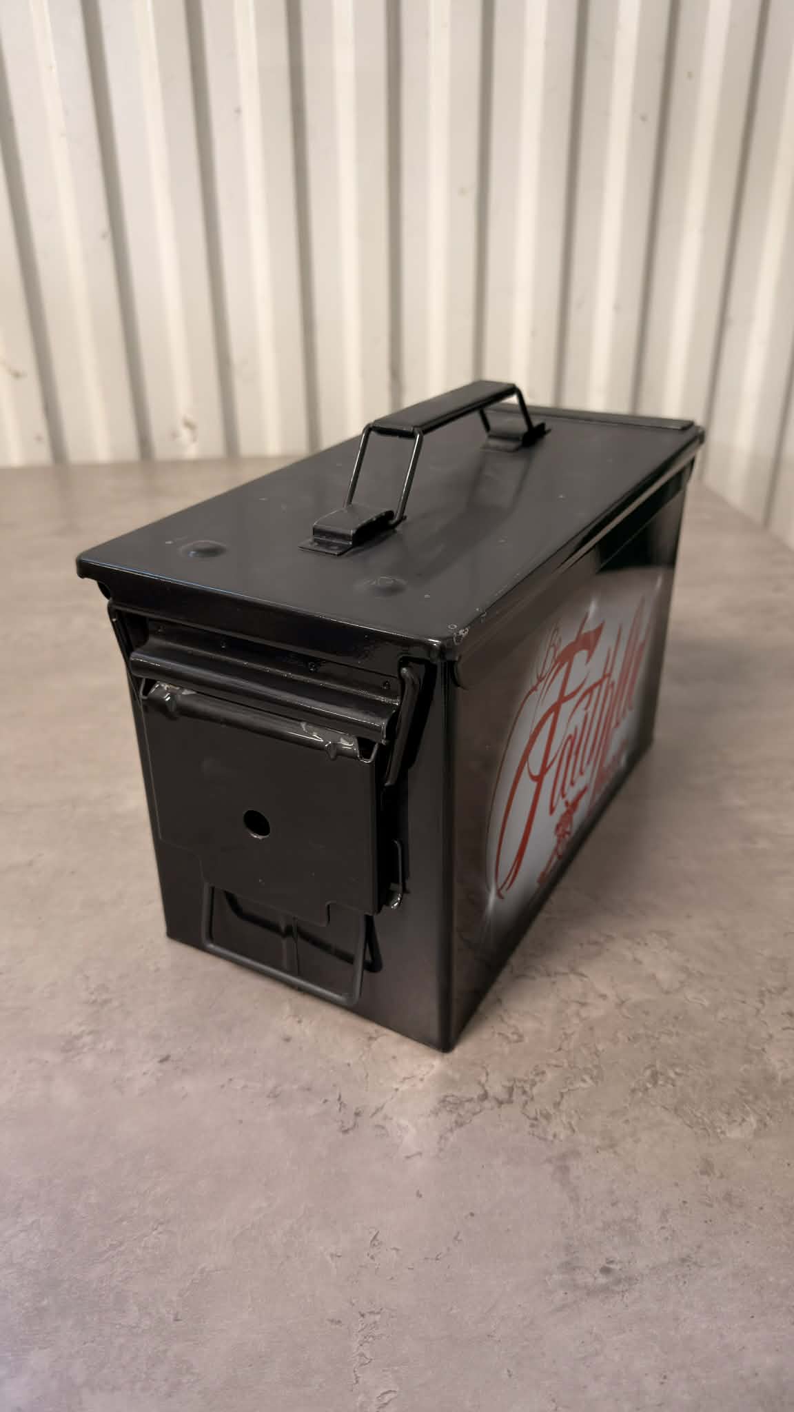 Ammunitionslåda från DRH Customs, robust ölbox i metall med lås och handtag, perfekt för förvaring och transport.