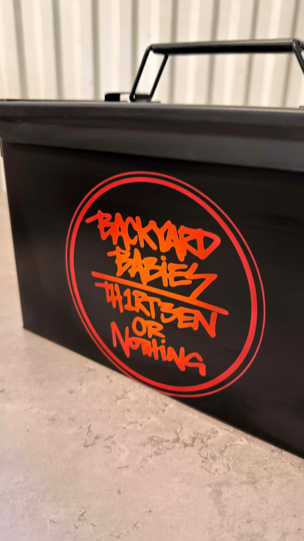 Ammunitionslåda från DRH Customs formad som en vinbox med Backyard Babies-motiv, robust trädesign och vintage stil.